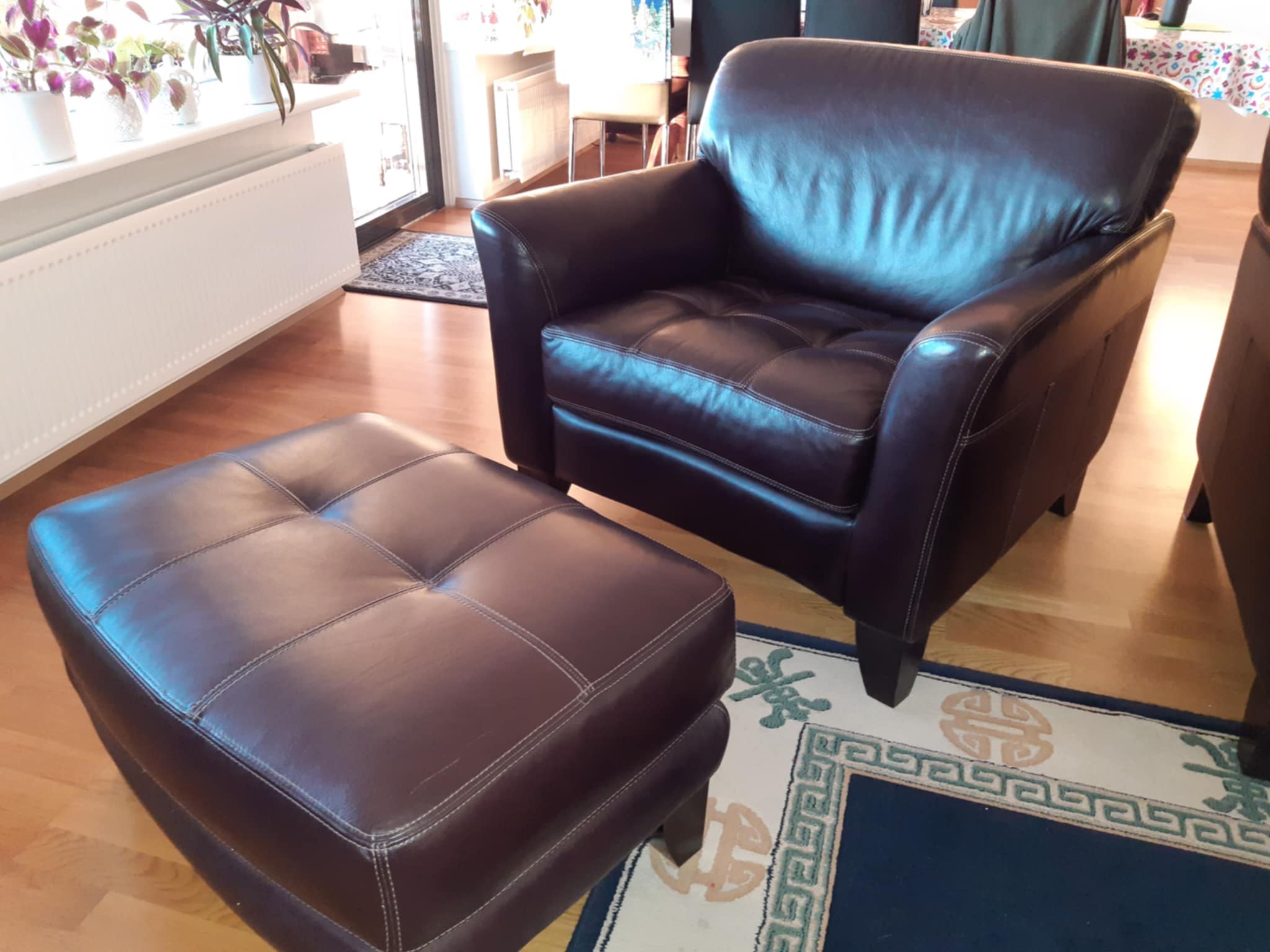 SELT / SOLD Leðursófi og leðurstólar og skemill 2