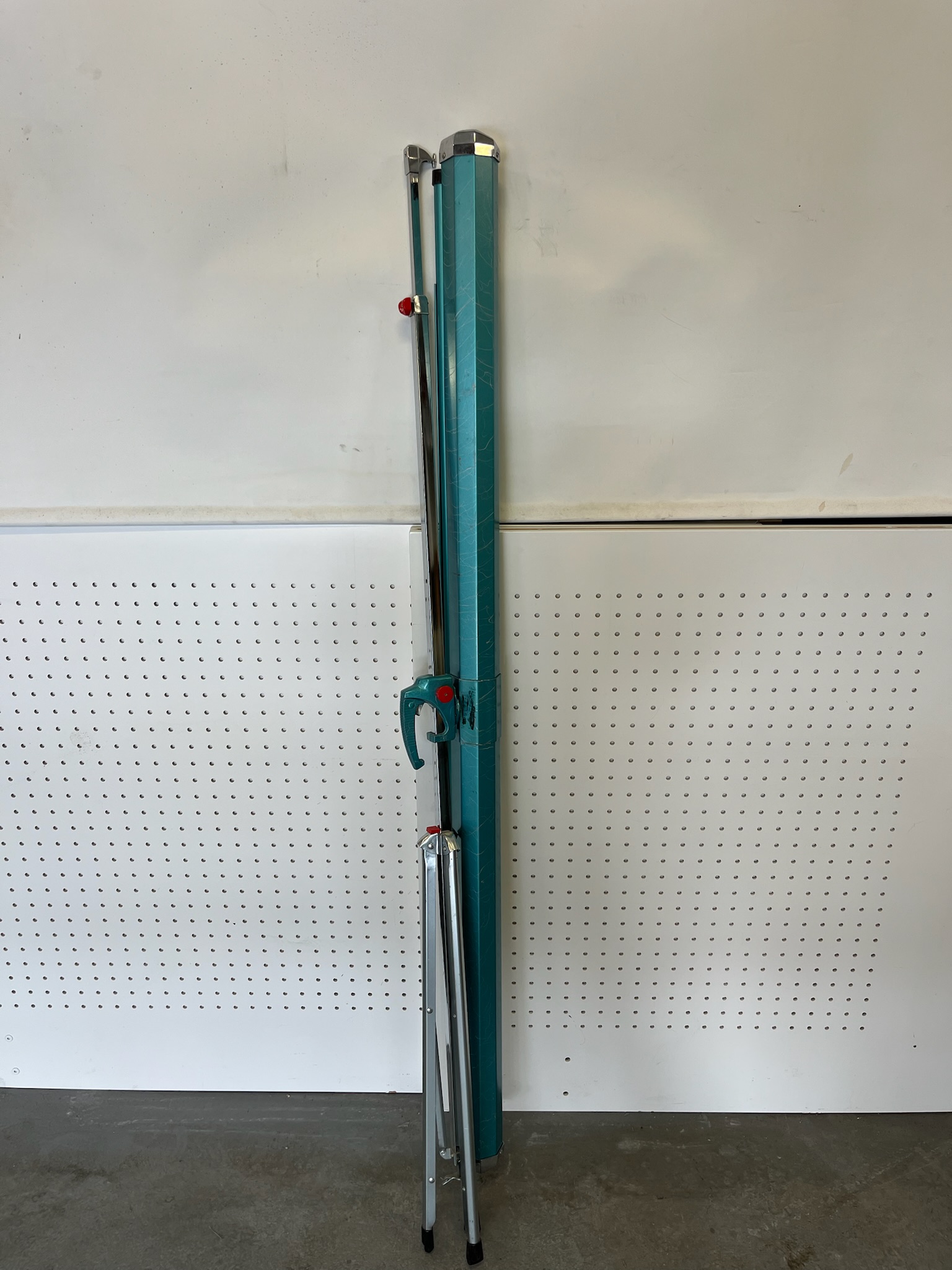 SELT / SOLD Sýningartjald á þrífæti, B150xH150sm. 5