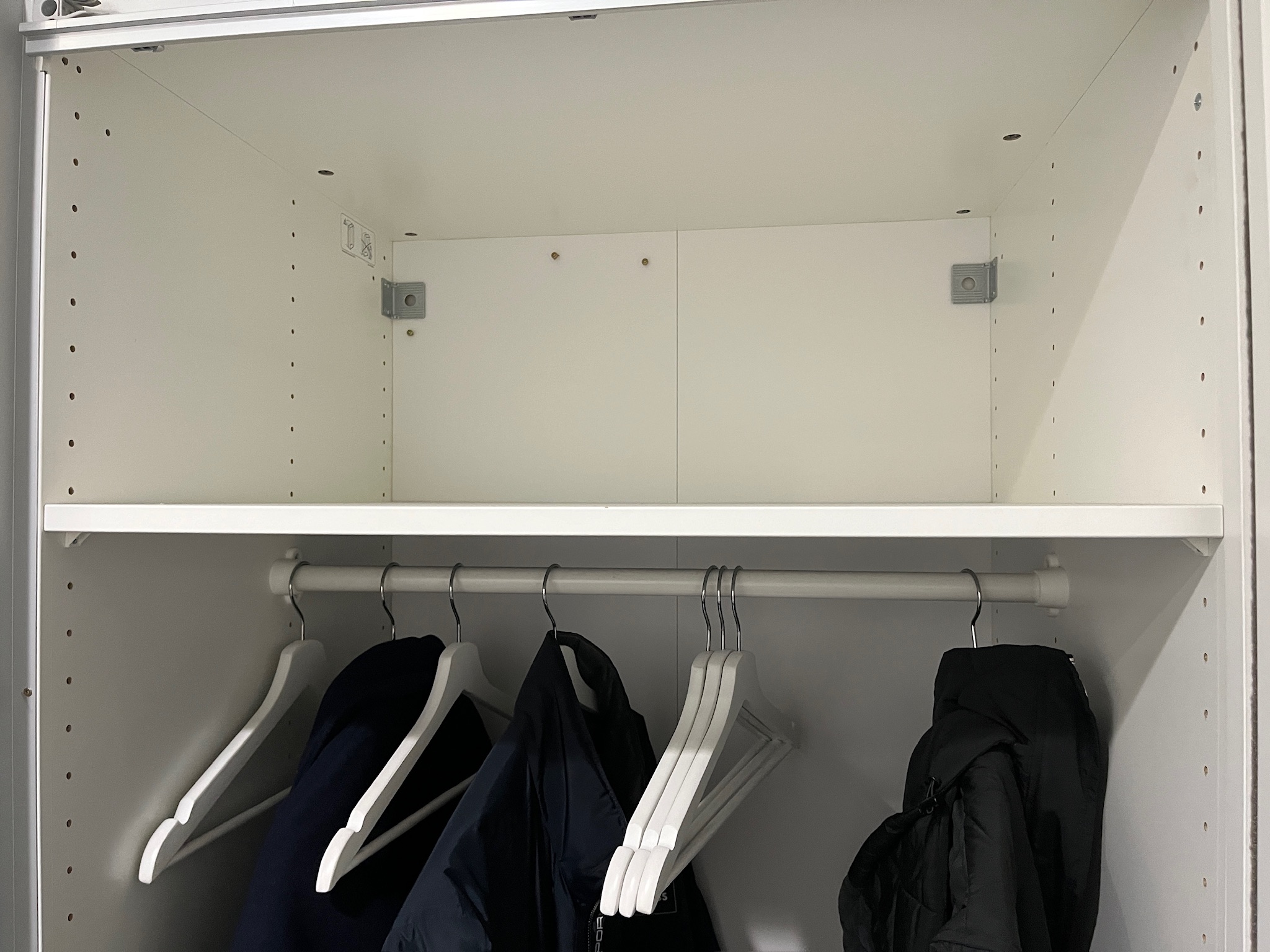 SELT / SOLD - IKEA fataskápur með rennihurðum (2 stk.) 12