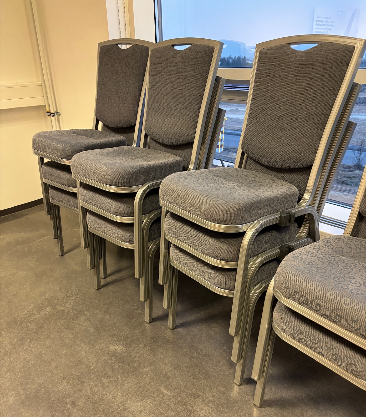 SELT / SOLD AlpphhaStack stólar, léttir og staflanlegir