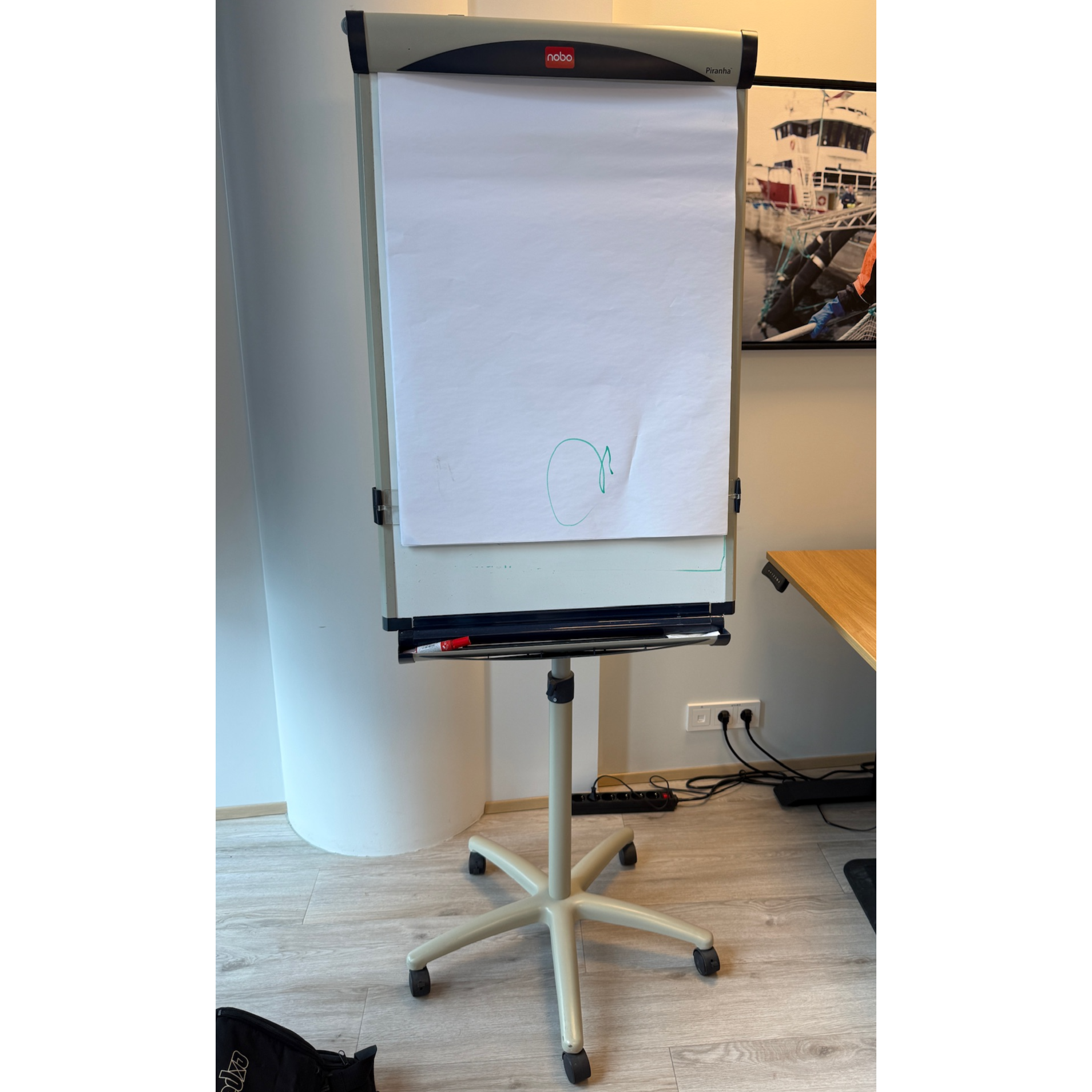 SELT / SOLD Nobo fletti- og tússtafla á hjólum frá A4