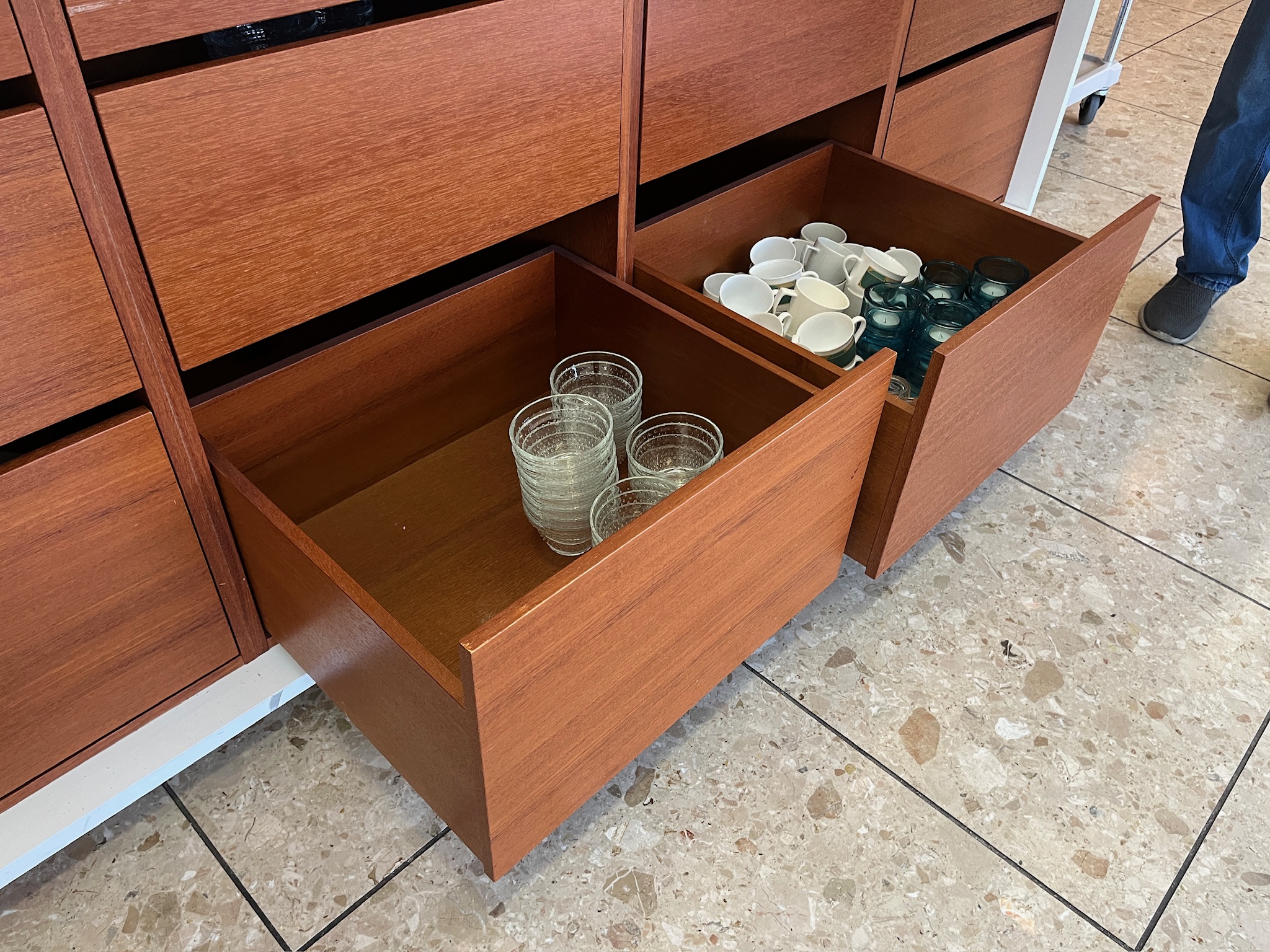SELT / SOLD Skenkur með mikið geymslupláss 5