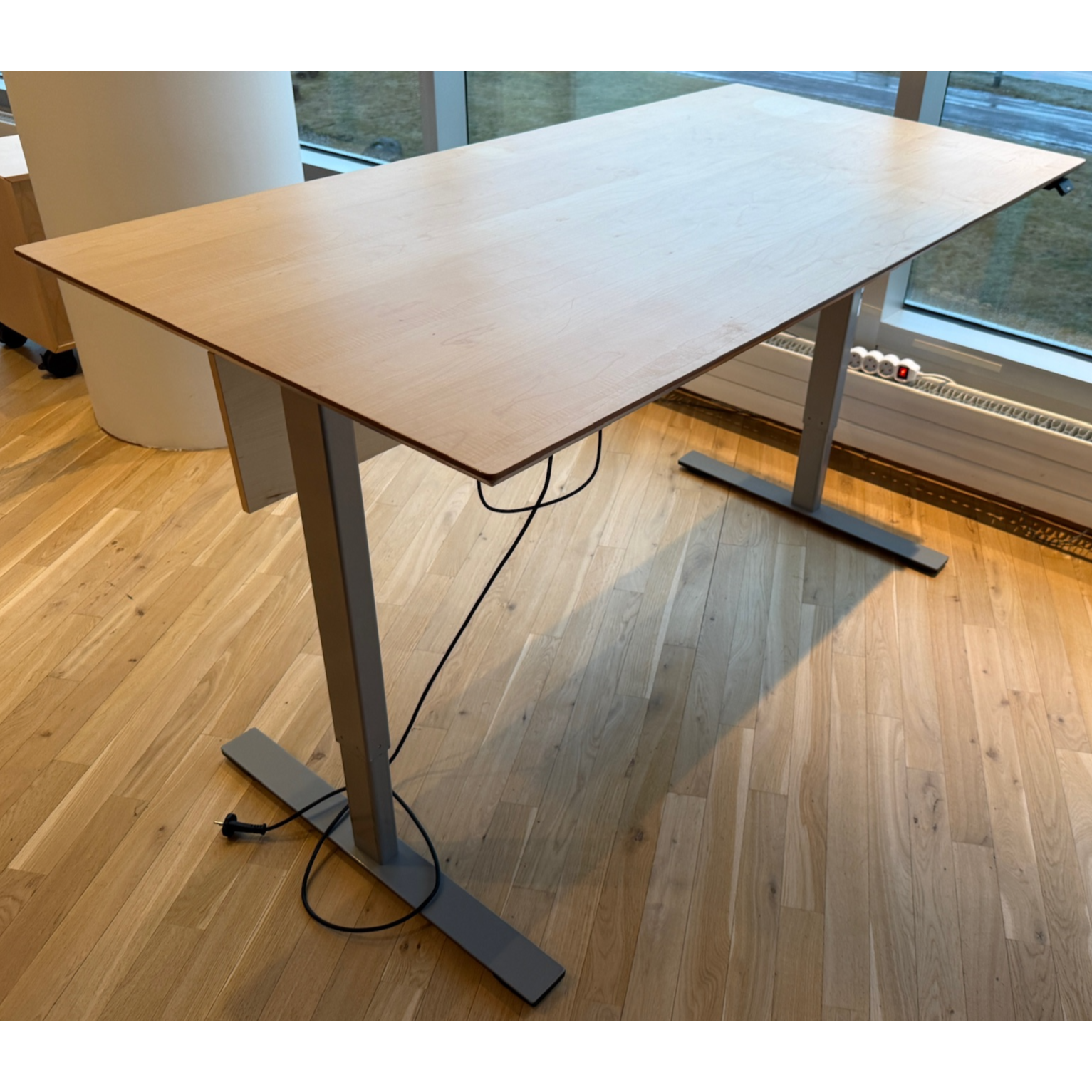 SELT / SOLD Dencon rafmagnsborð frá Pennanum, B160xD80sm.