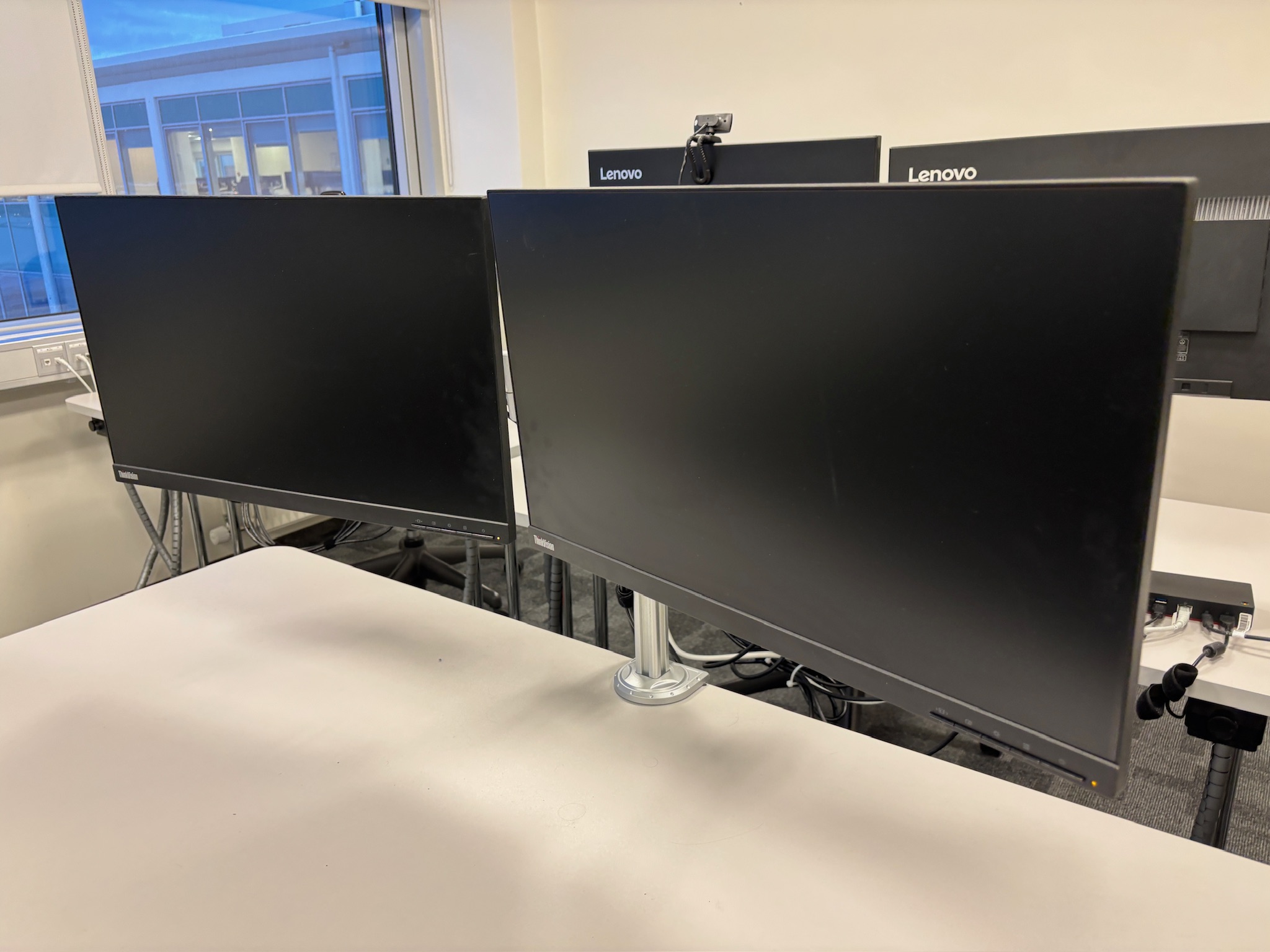 SELT / SOLD Lenovo ThinkVision tölvuskjáir á Roline armi, 23,8'' um 50 stk. 2