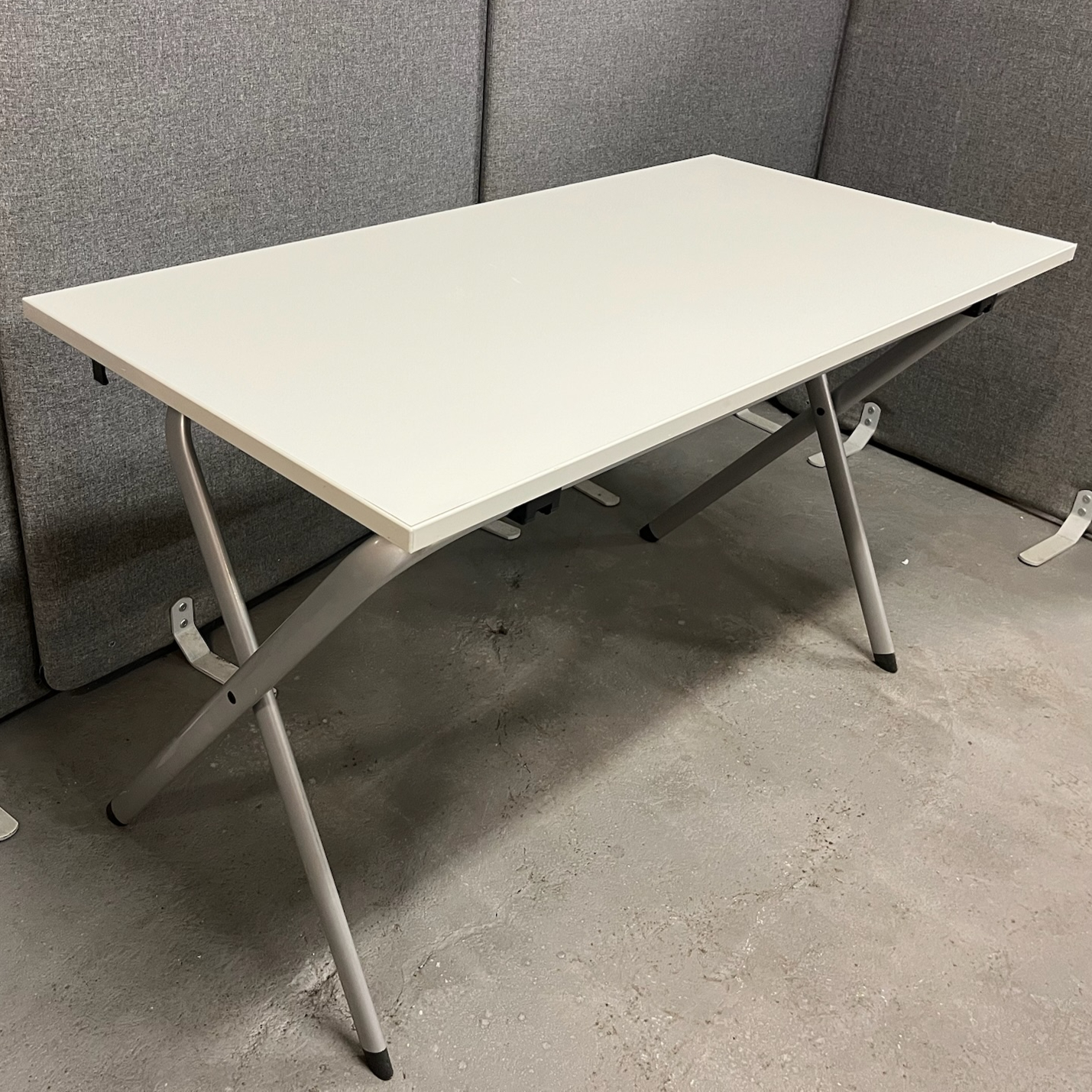 SELT / SOLD Kinnarps felliborð frá Pennanum, B120xD60xH72sm.