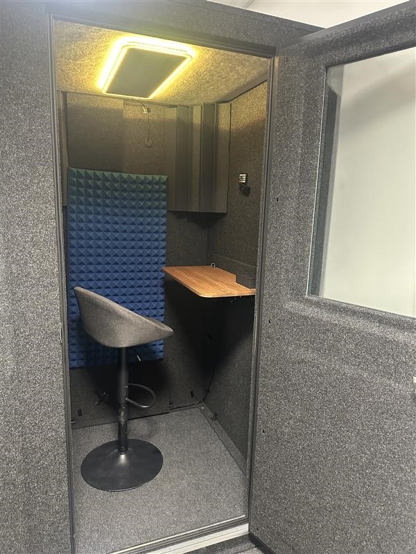 Whisper Room hljóðvistarrými / upptökuklefi 4
