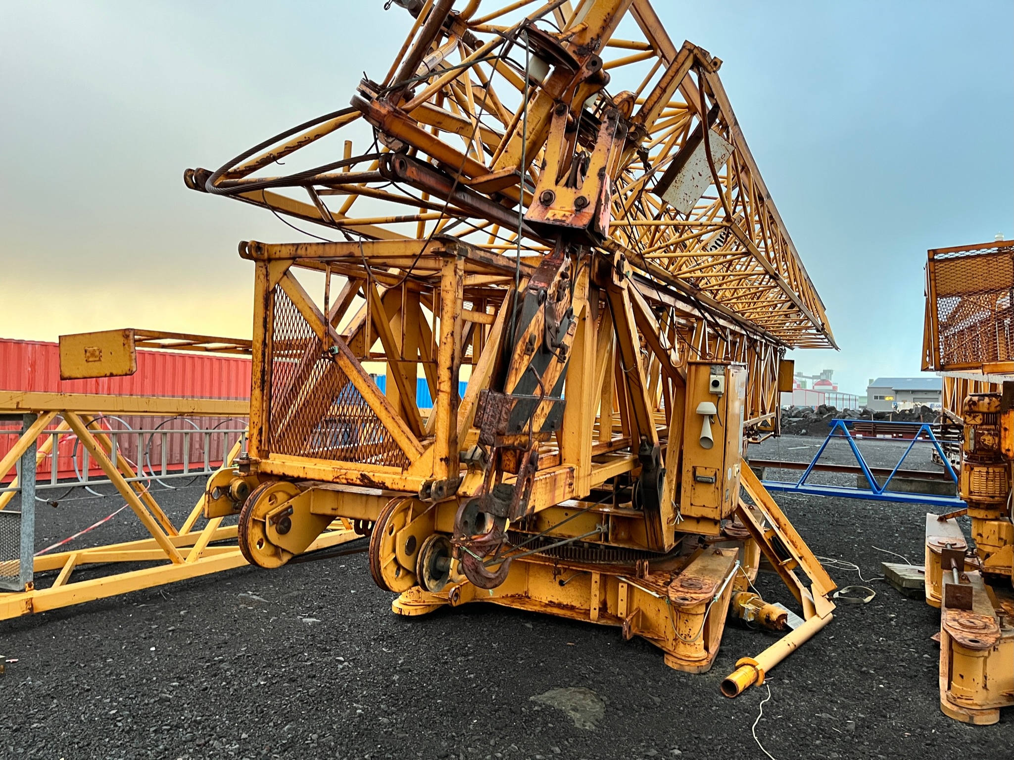 SELT / SOLD - Endurnýtt - Liebherr byggingakrani 63K AB 0325 3