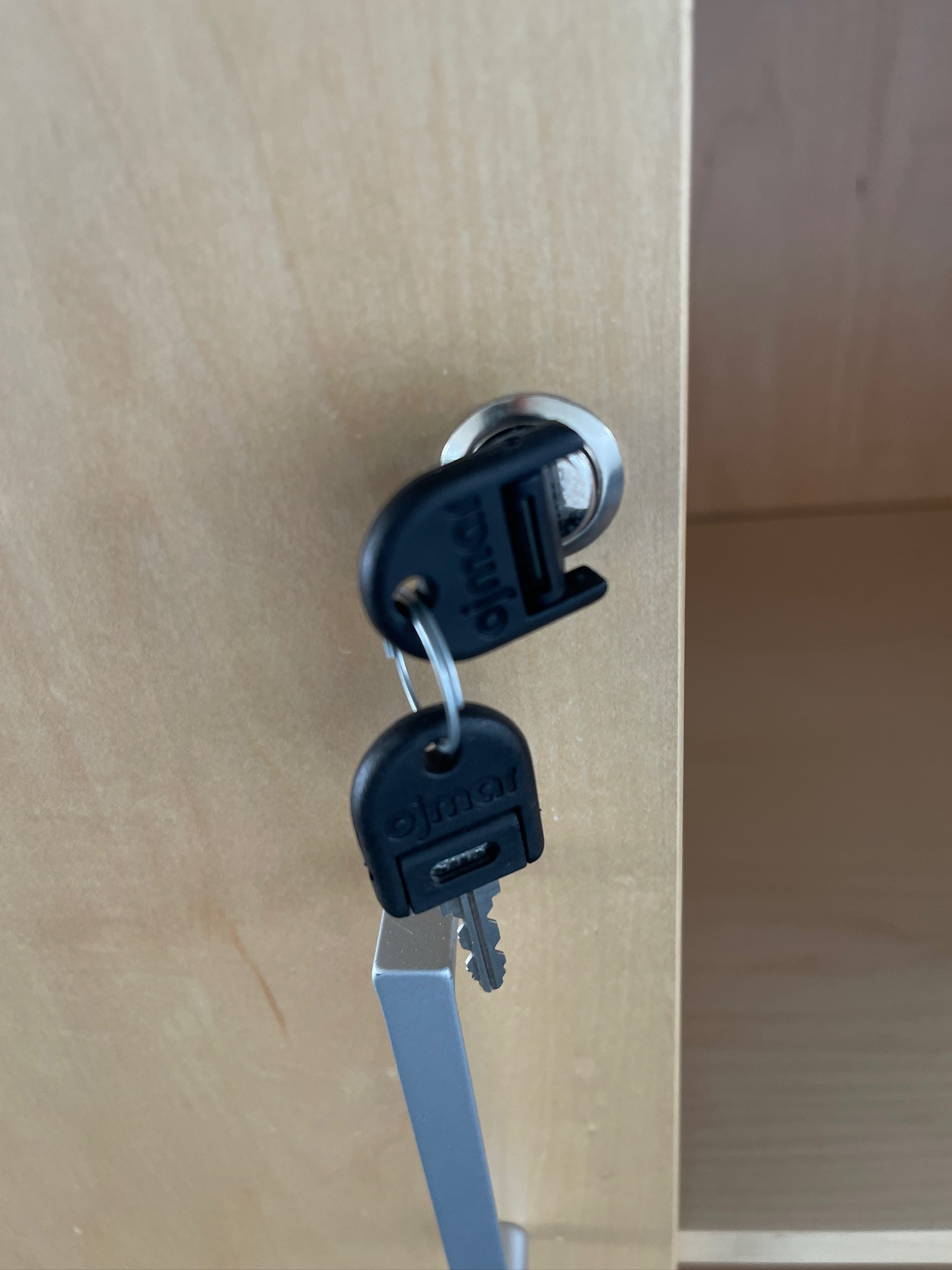 SELT / SOLD Skrifstofuskápur með læsingu, H118xB160xD45sm. 9