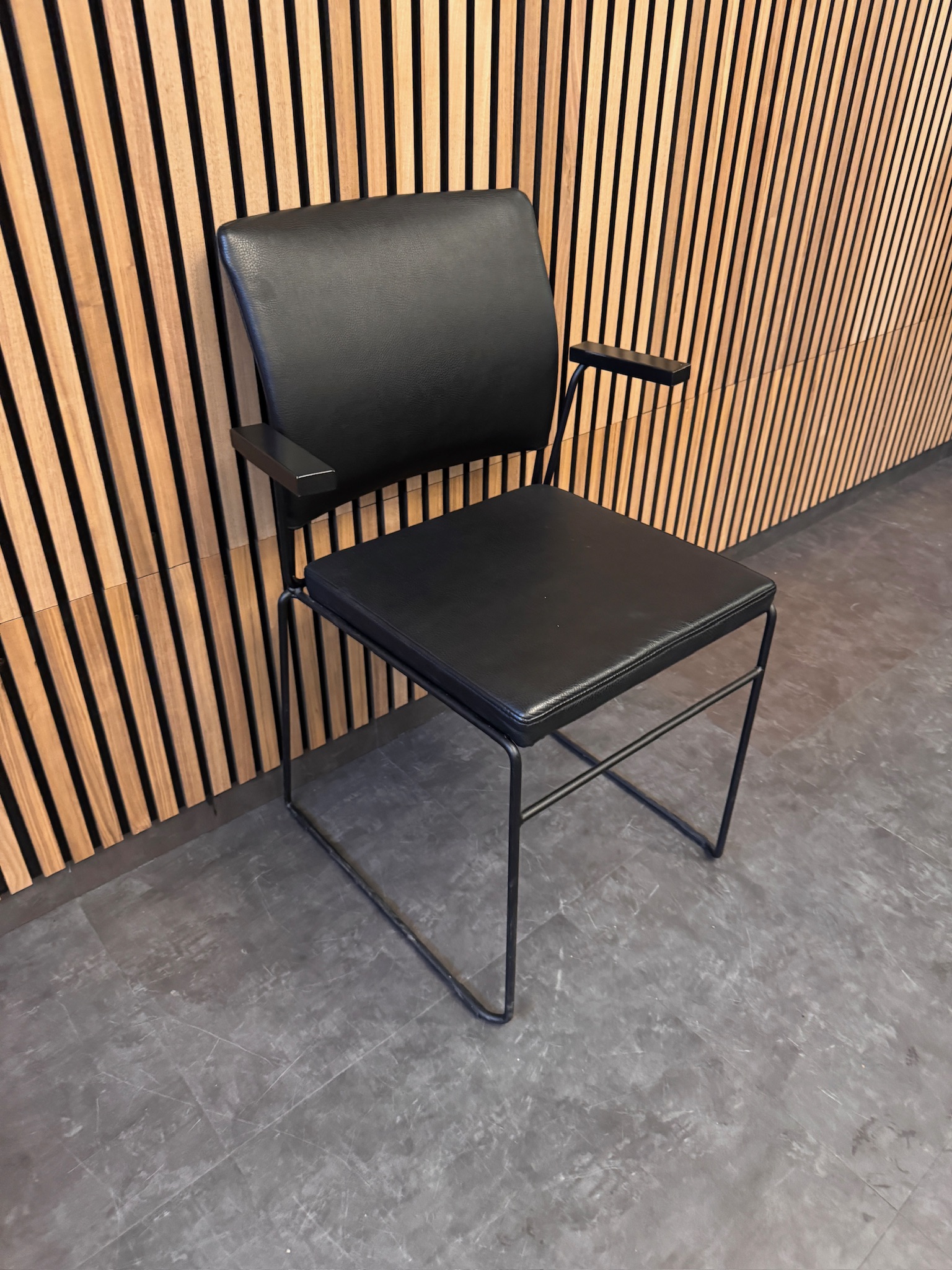 SELT / SOLD Fundarstóll frá Sýrusson, staflanlegur 4