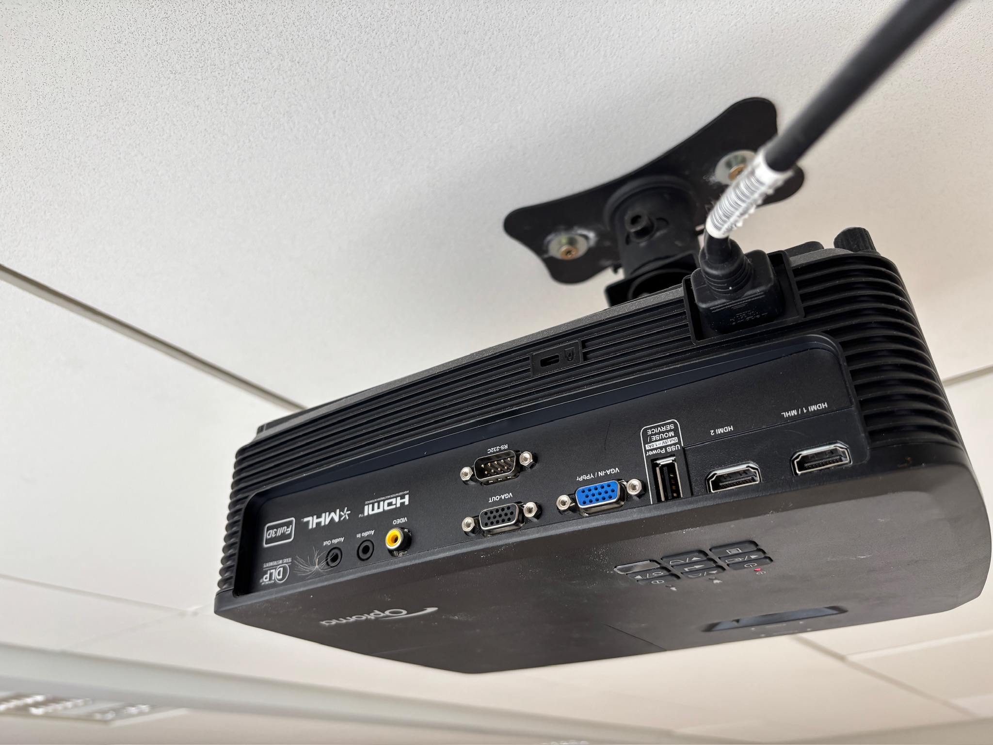 SELT / SOLD Optoma skjávarpi með loftfestingu 4