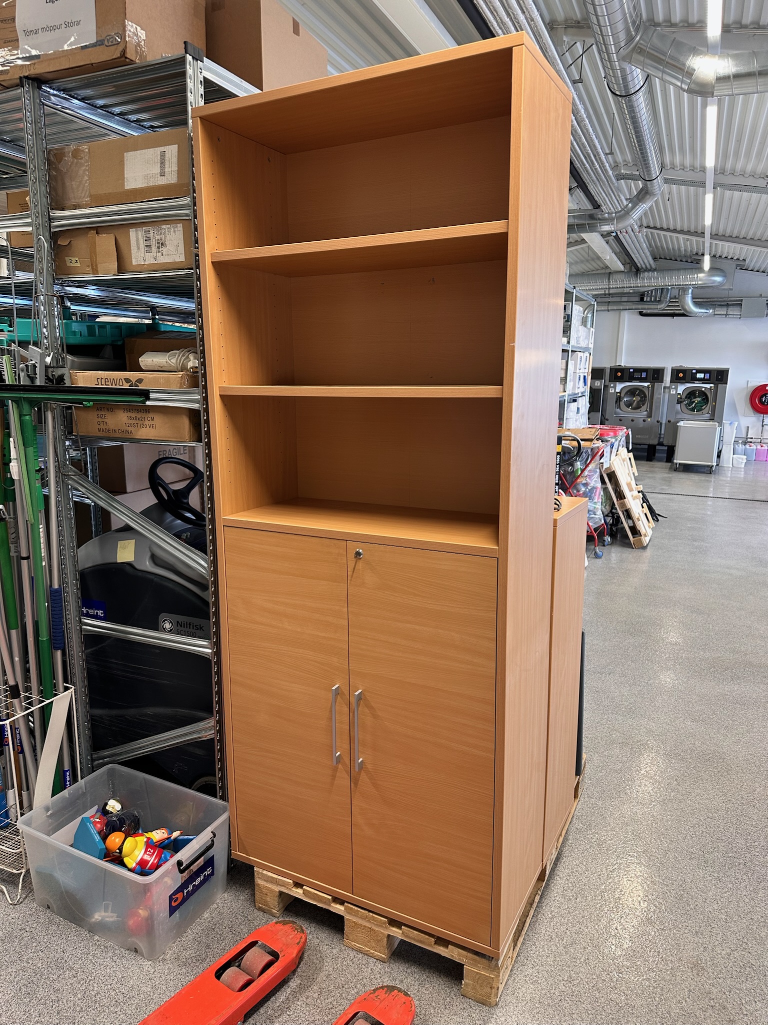 SELT / SOLD Læsanlegur skrifstofuskápur, H220 x B90 x D40 sm.