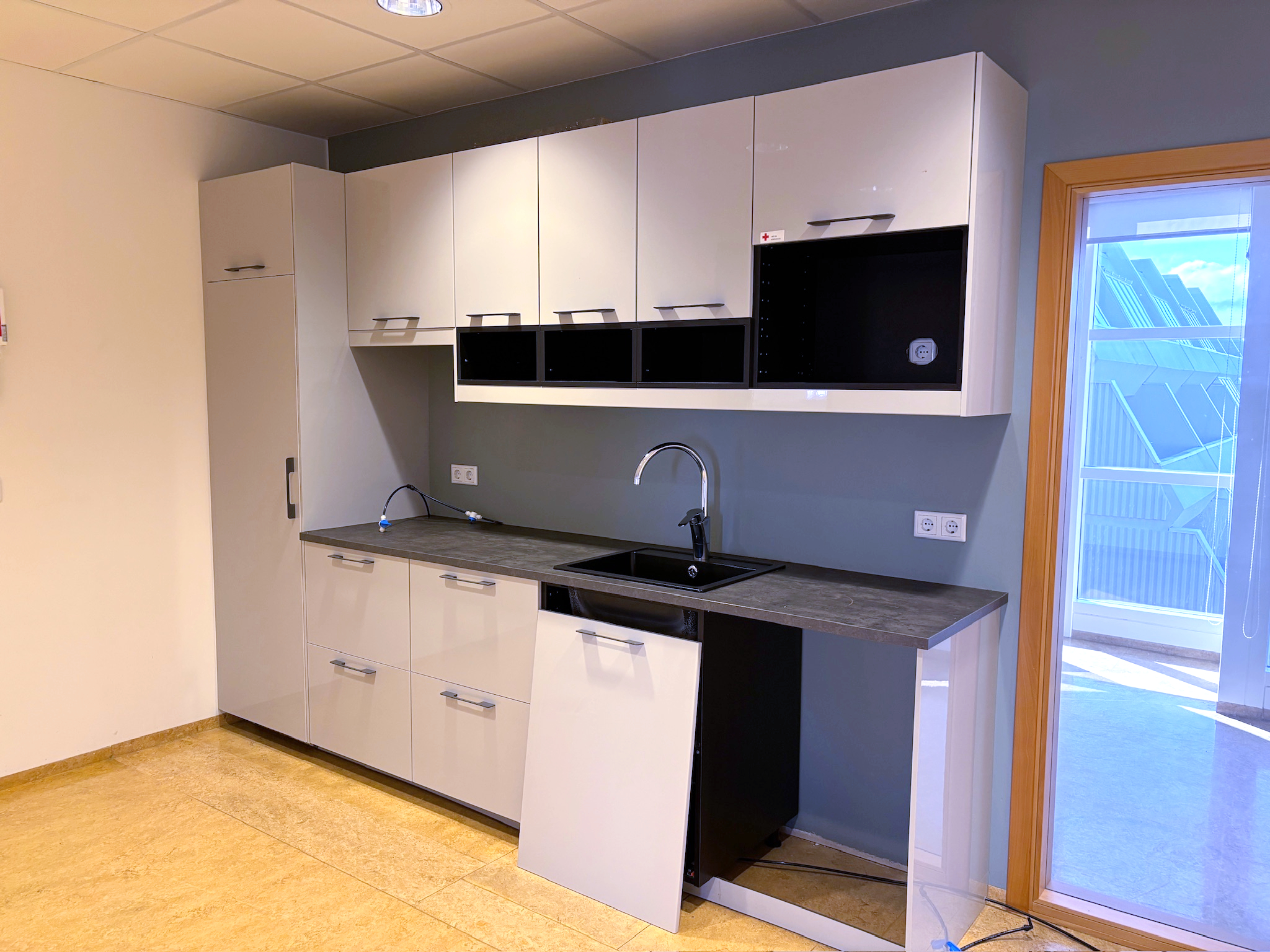 SELT / SOLD - Eldhúsinnrétting með vaski - B310 x D64 x H226 sm.