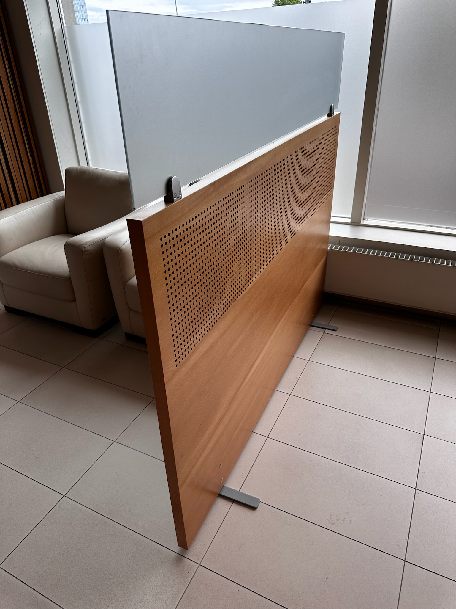 SELT / SOLD Hljóðeinangrandi skilrúm með gleri frá Á. Guðmundsson 3