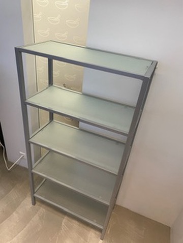SELT / SOLD Hillueining með gler hillum