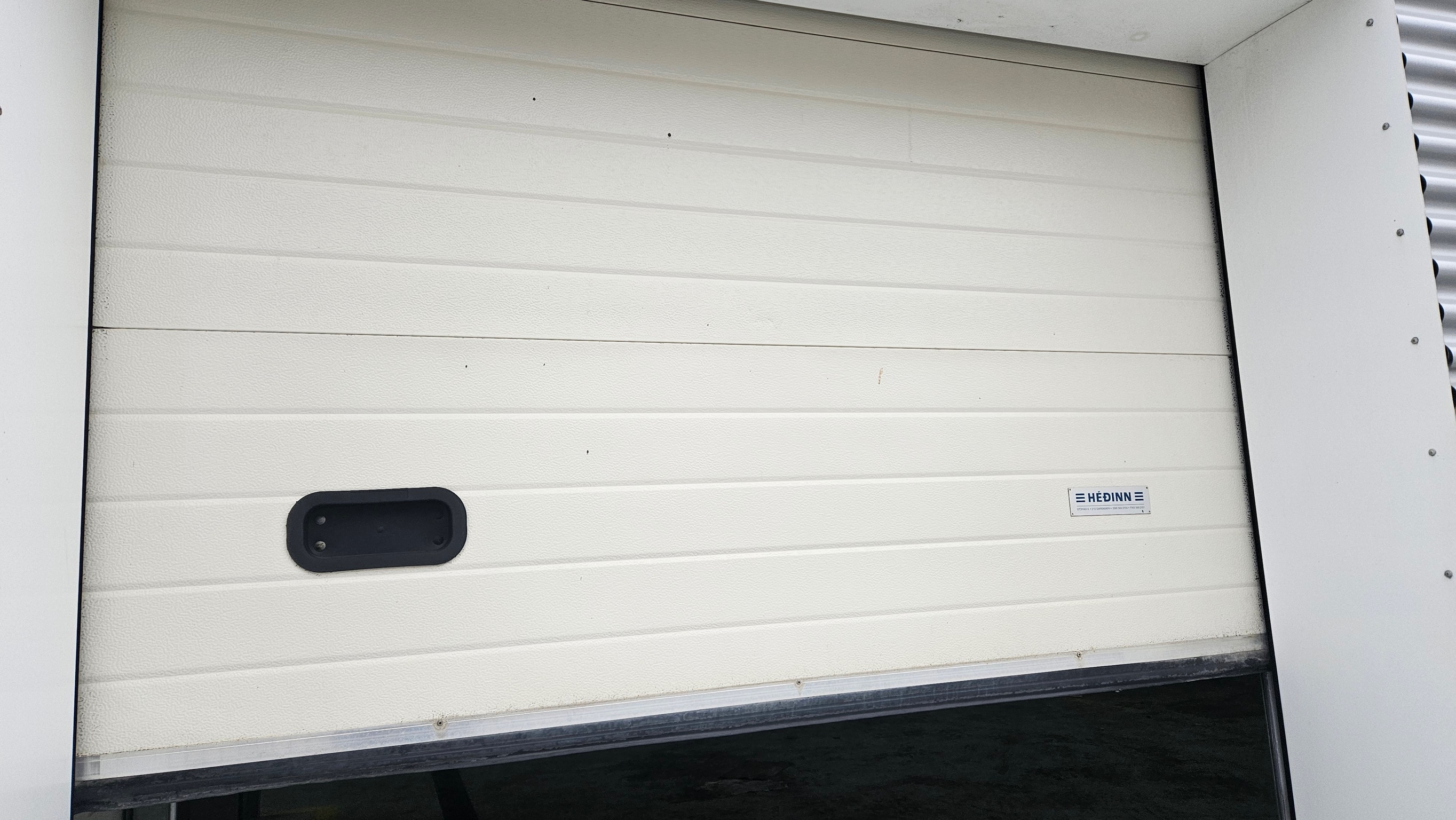 SELT / SOLD Héðins iðnaðarhurð, H220 x B230 sm. 3