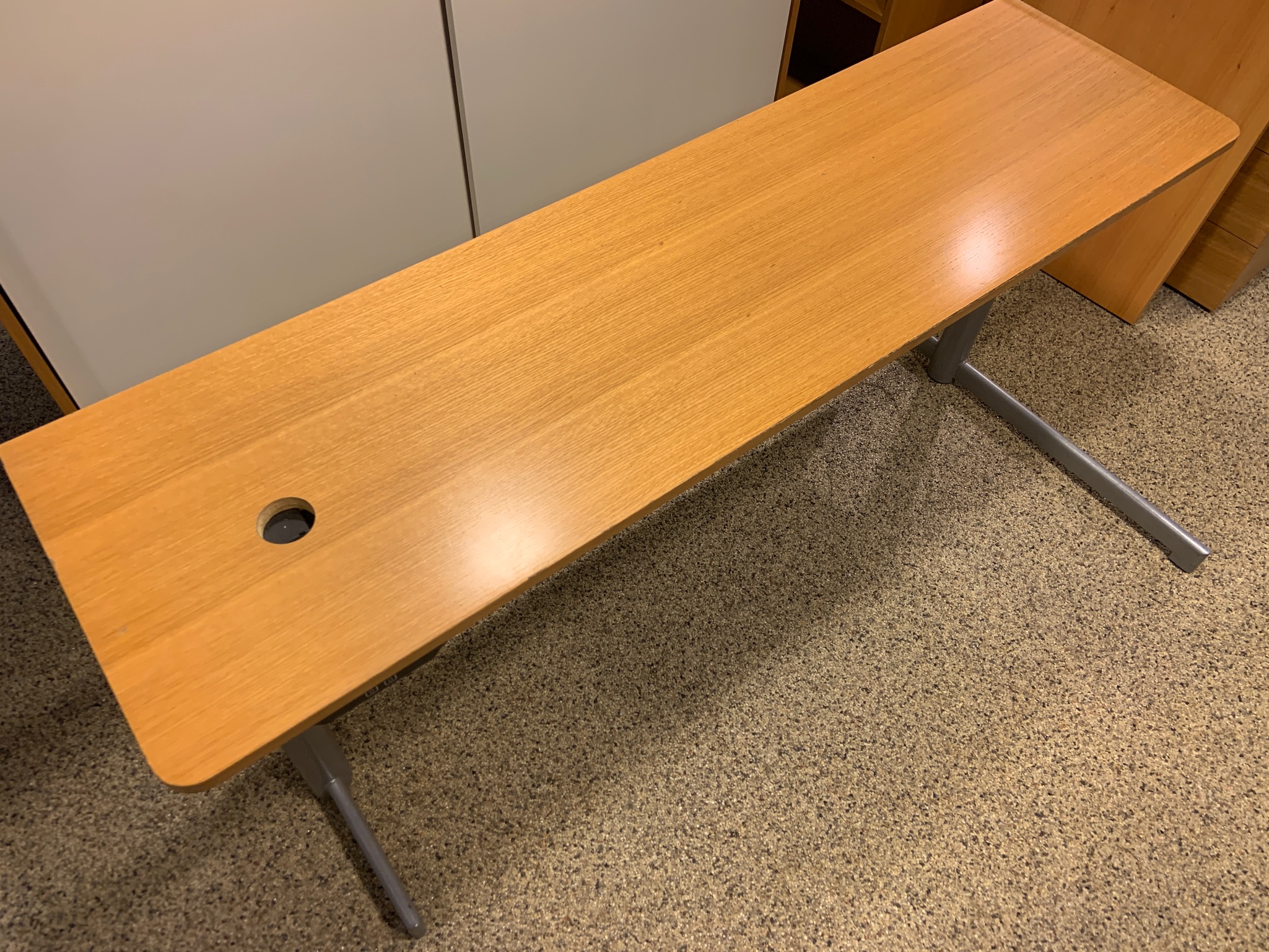 Selt/Endurnýtt-Rafmagnsborð 180x50 frá Á Guðmundssyni með blygðunarspjaldi. 2