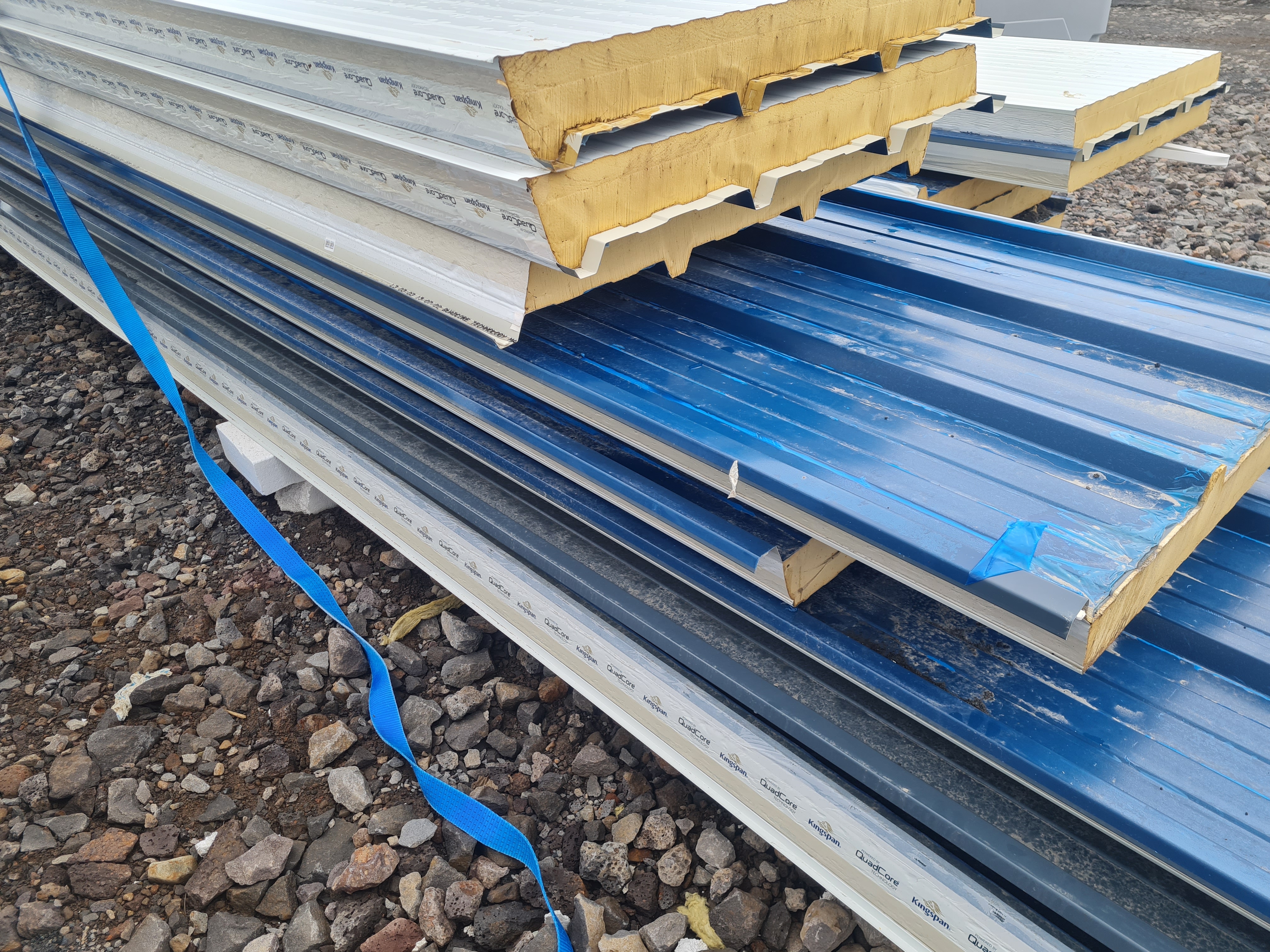 SELT / SOLD - Kingspan Quadcore - yleiningar - ónotað - 300 fm. 5