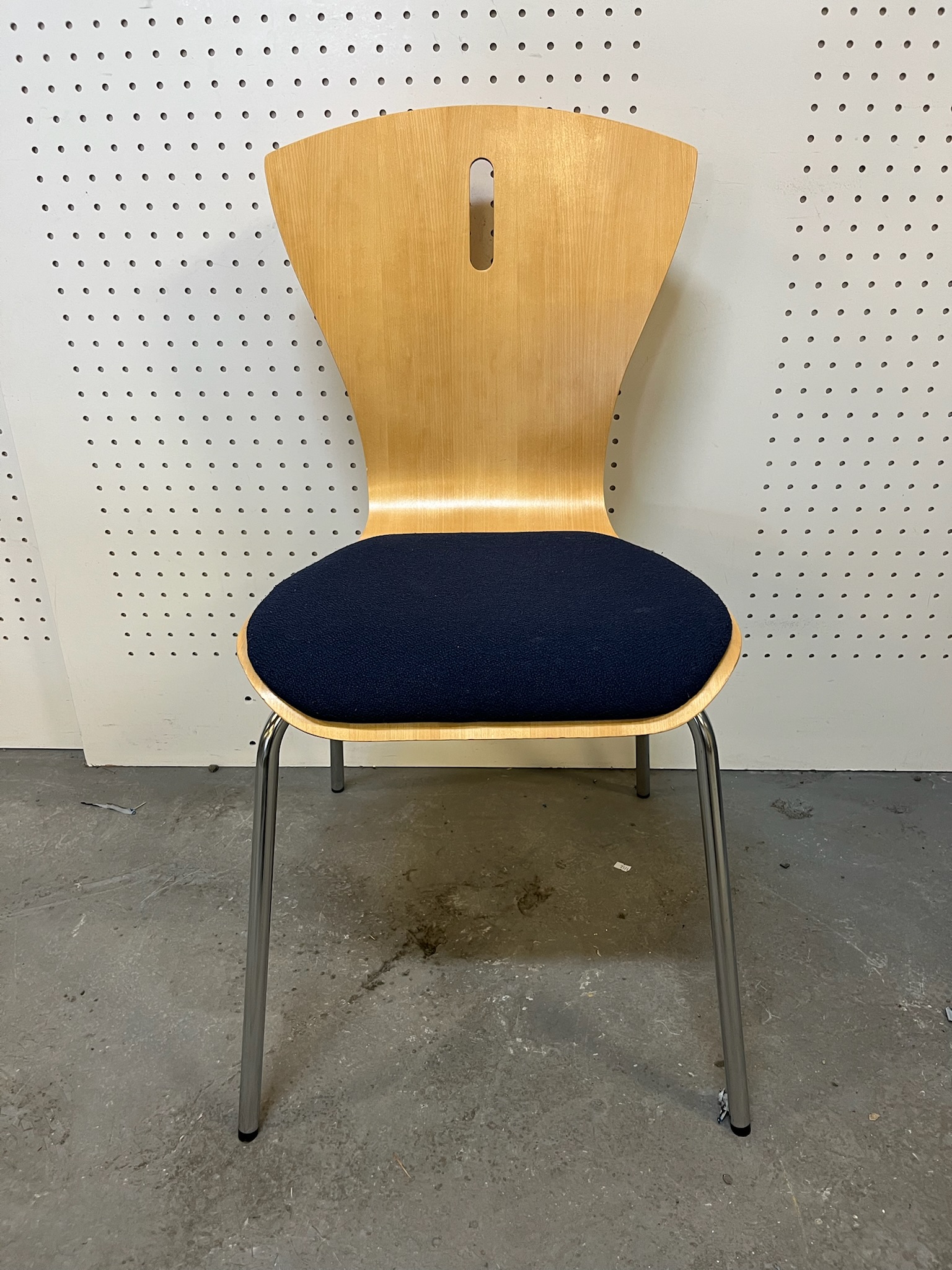 SELT / SOLD Mötuneytisstólar, staflanlegir.