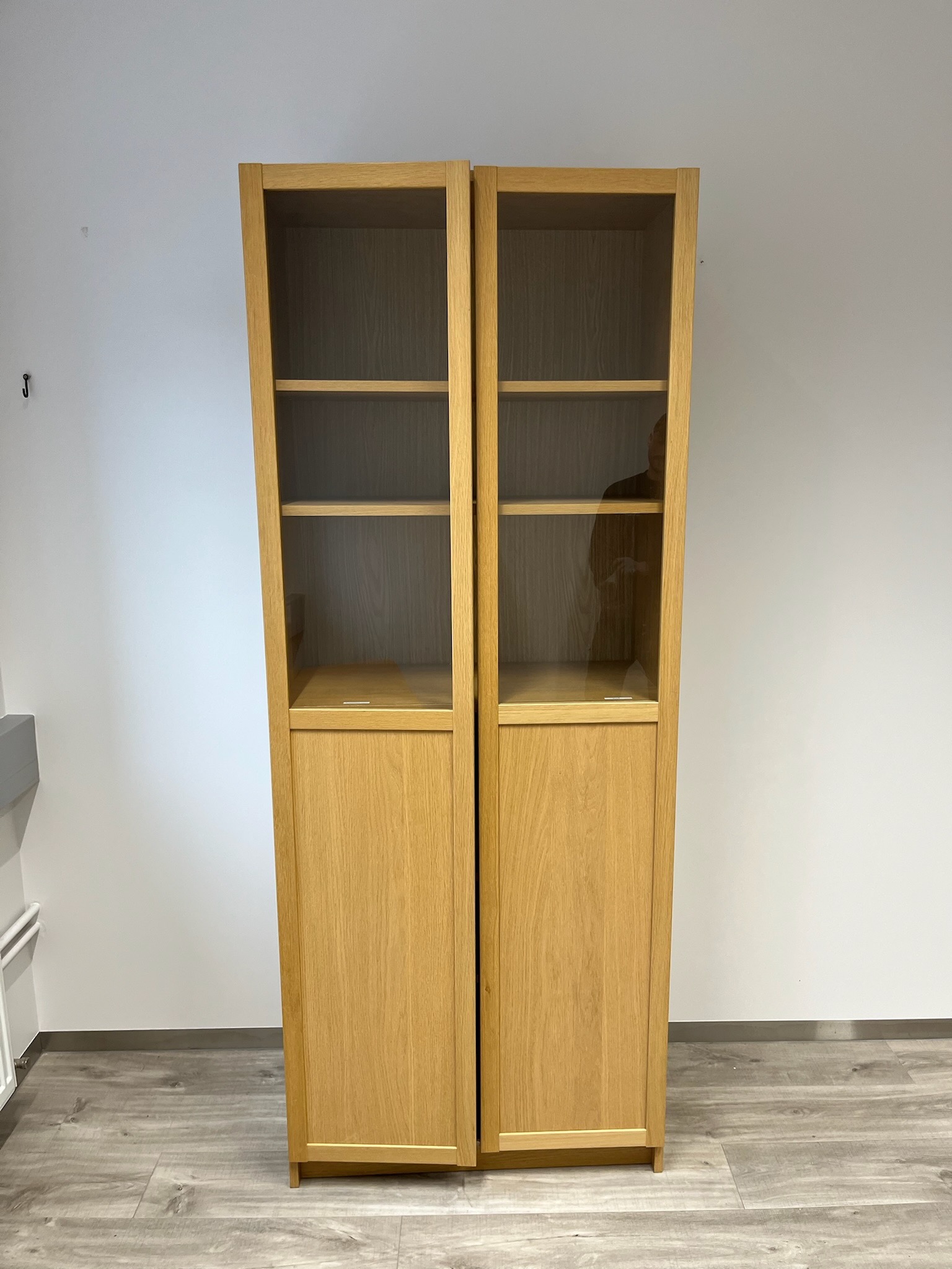 SELT / SOLD Bókaskápur með glerhurðum 2