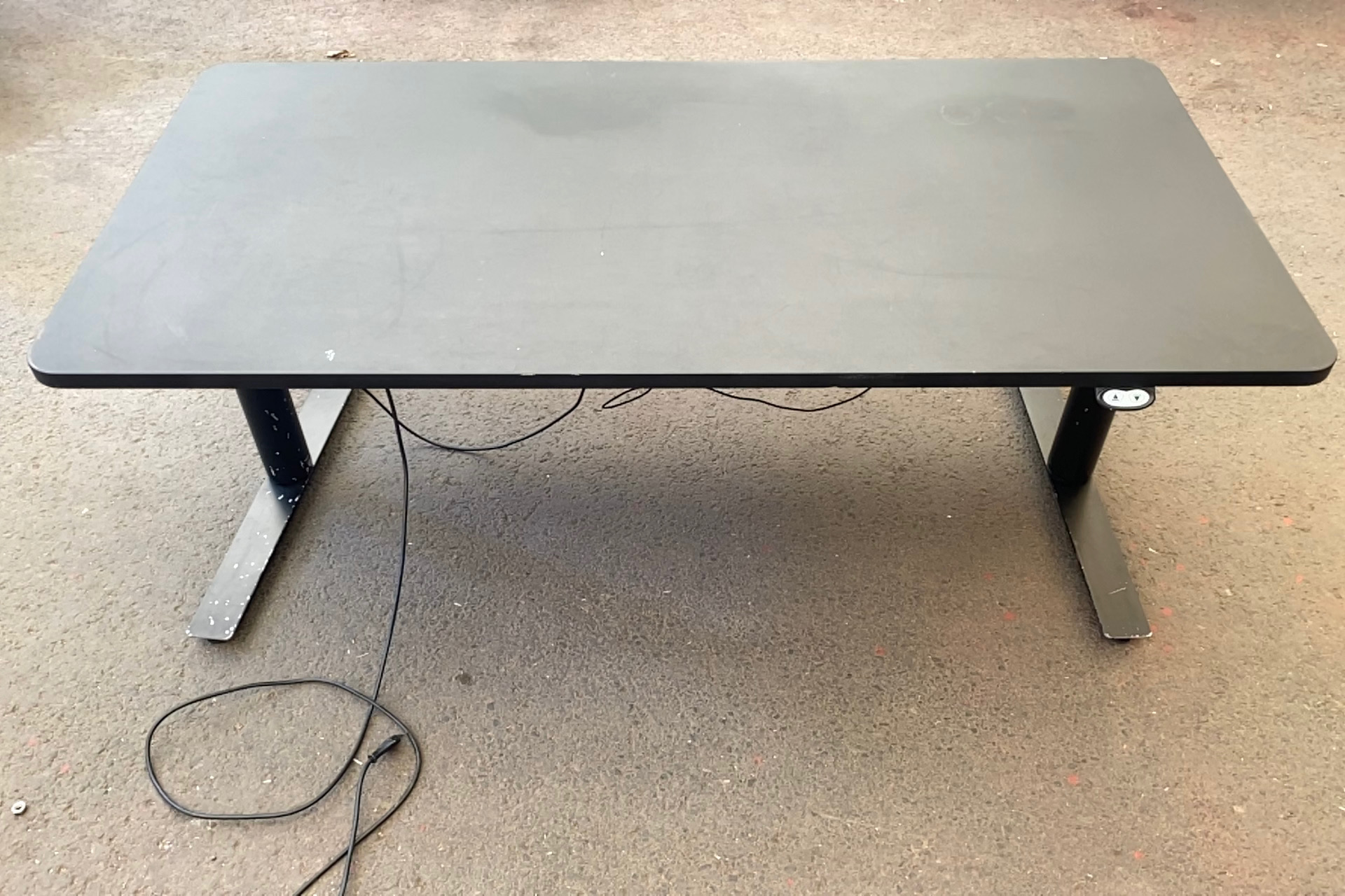 Selt/endurnýtt-Rafmagnsborð 160x80 m.blygðunarspjaldi.