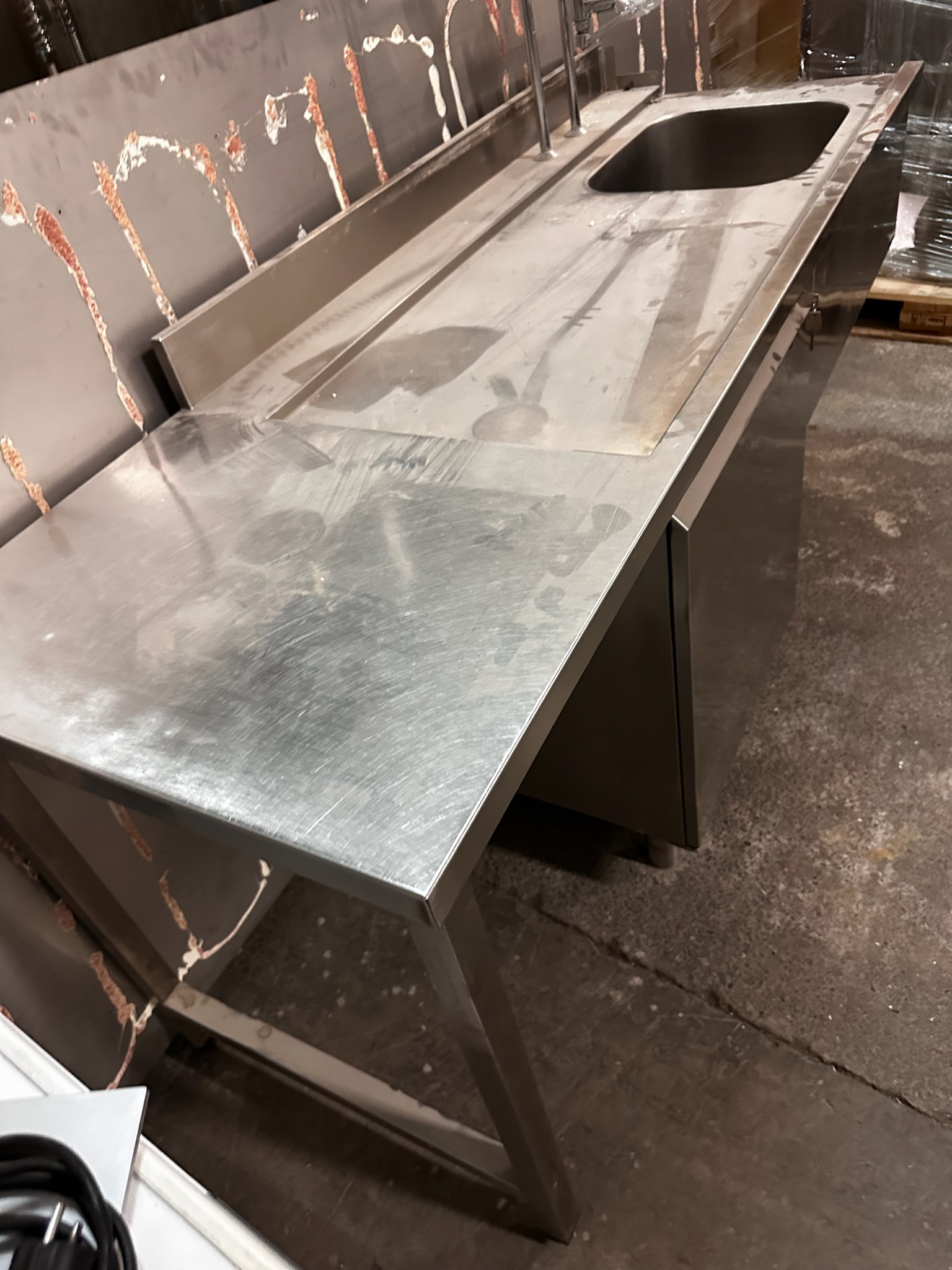 SELT / SOLD Stálborð m/vaski, blöndunartæki og skáp, B203 x D70 x H89 sm. 4
