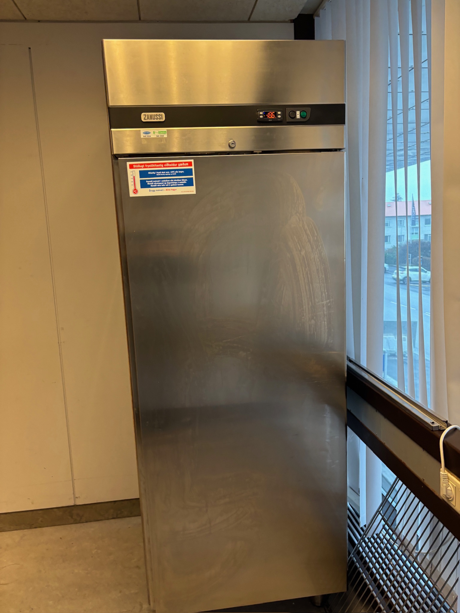 SELT / SOLD Zanussi frystiskápur, 670L, H206 x D83 x B71 sm. 2