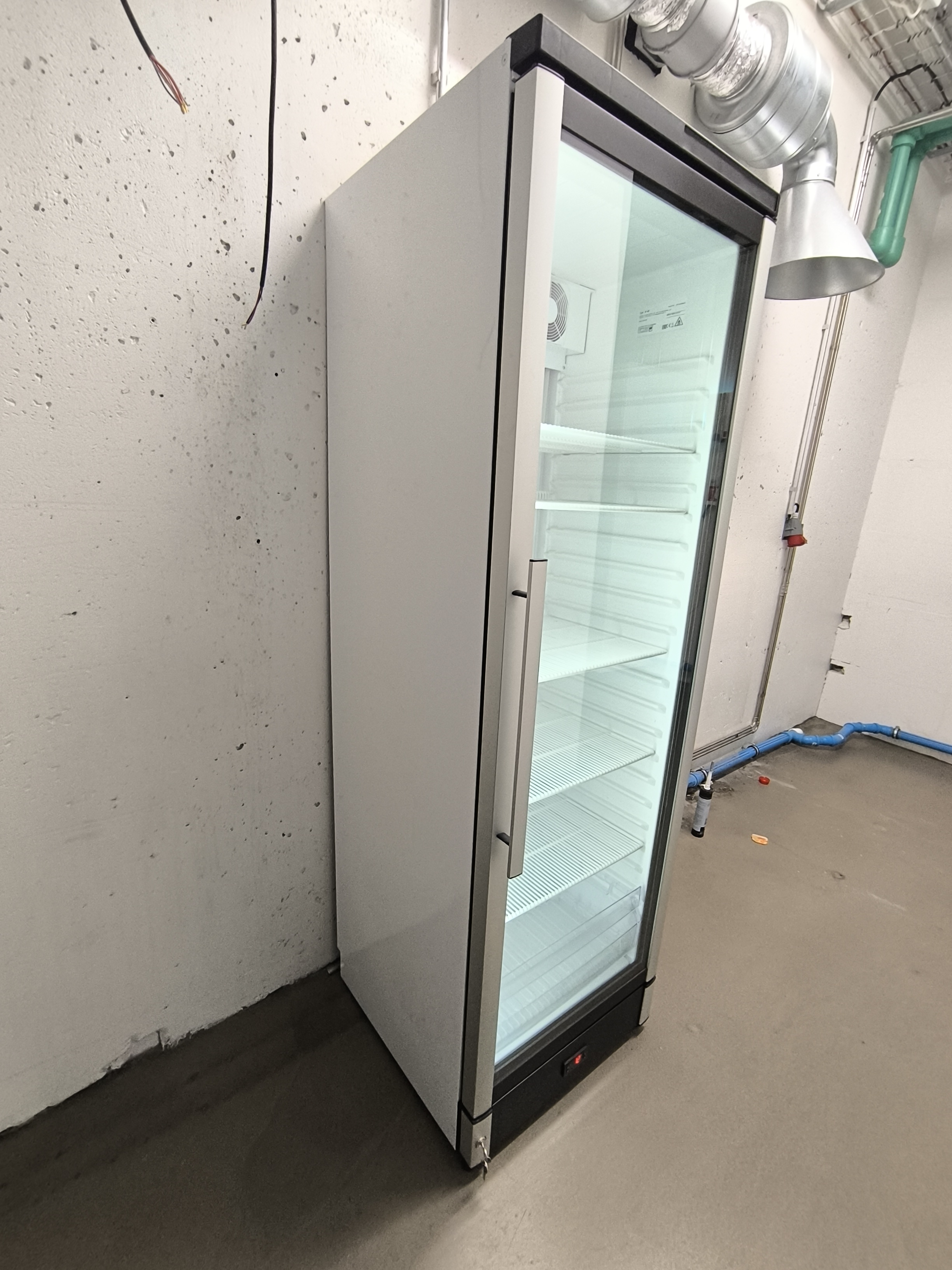 SELT / SOLD Kælir m.glerhurð - 351 L 2