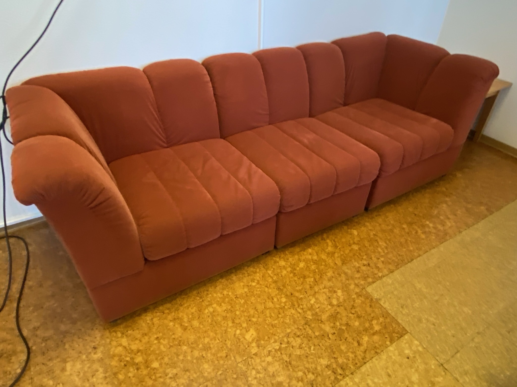 SELT / SOLD Velvet sófi rauður 3ja manna 2