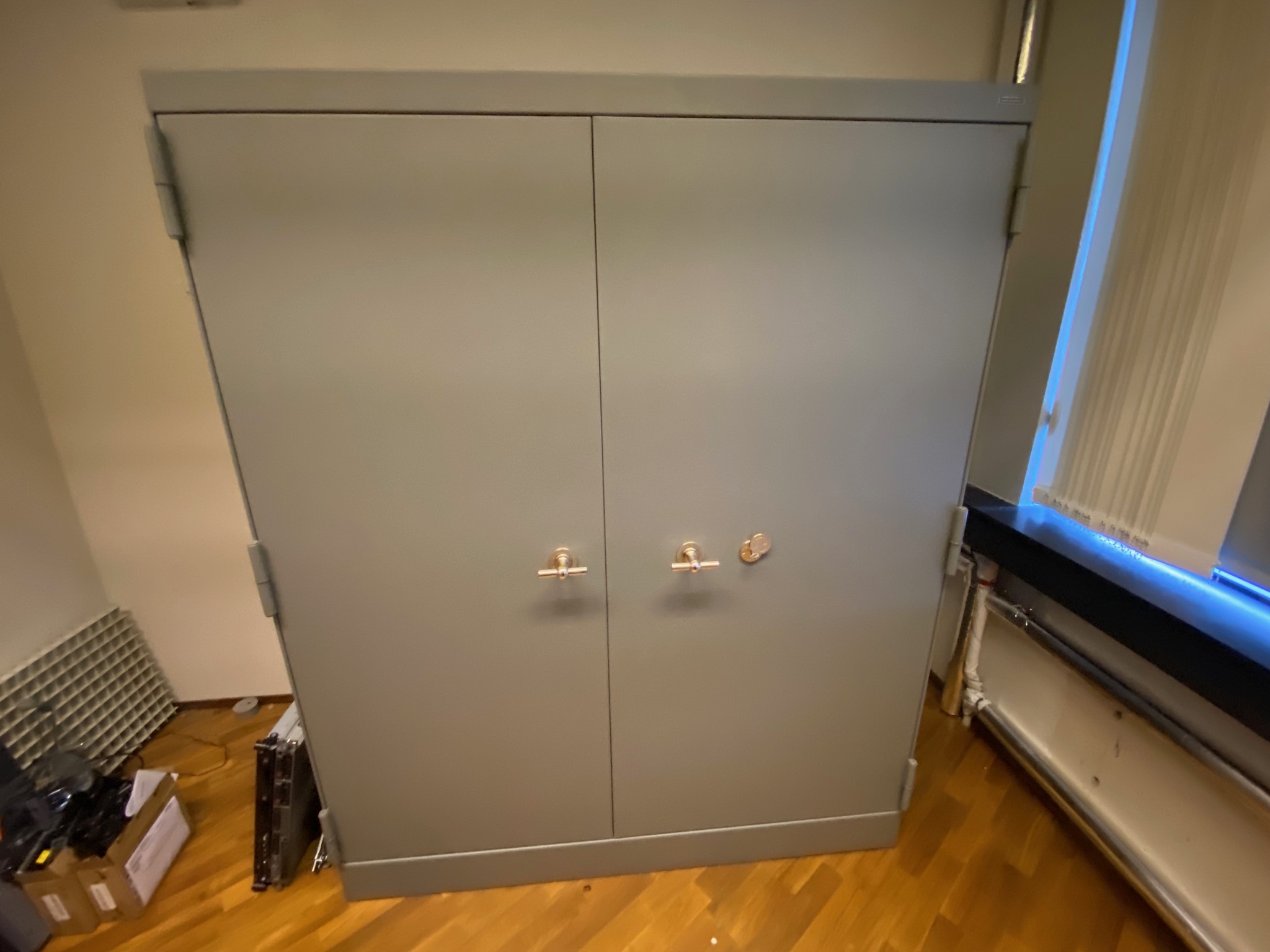 SELT / SOLD Alvöru - Rosengrens byssuskápur - verðmætaskápur, H183;x B149 4