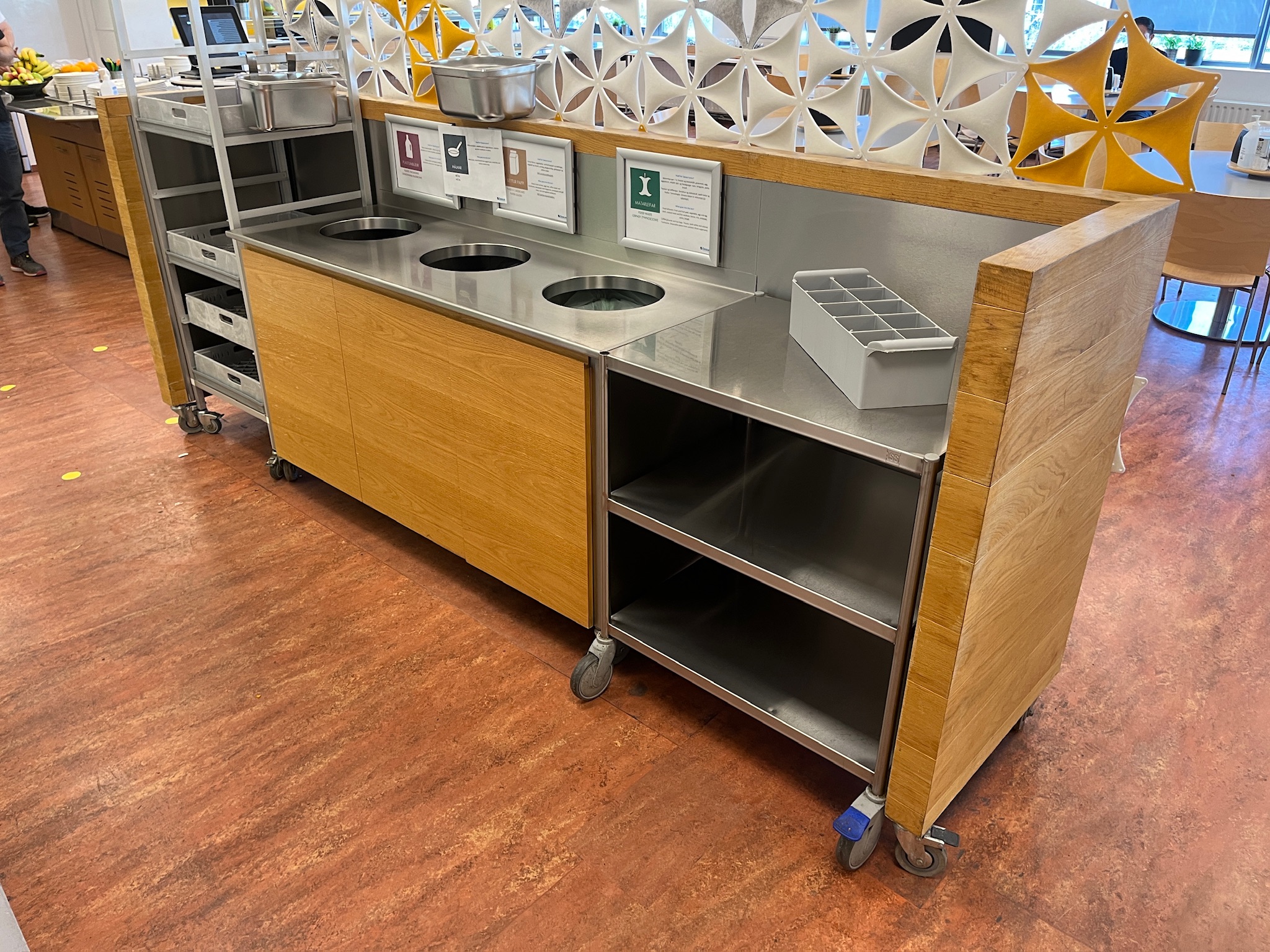 SELT / SOLD Mötuneytis fráleggsborð á hjólum - sérsmíði - B 318 x D 69 x H 123 3