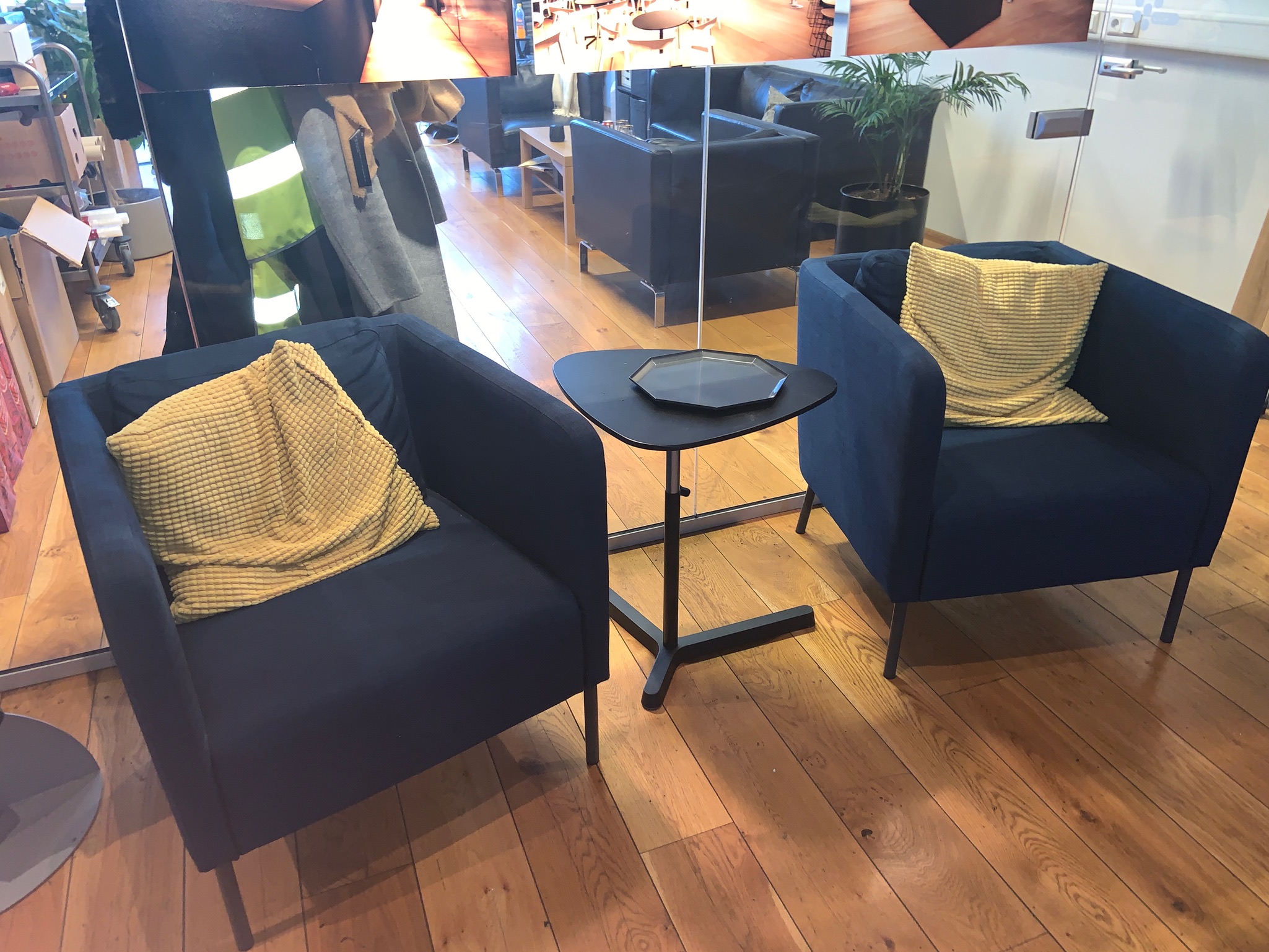 SELT/SOLD-Upphífingarstöng á veg Vandaður biðstofustóll blár - Lounge chair blue