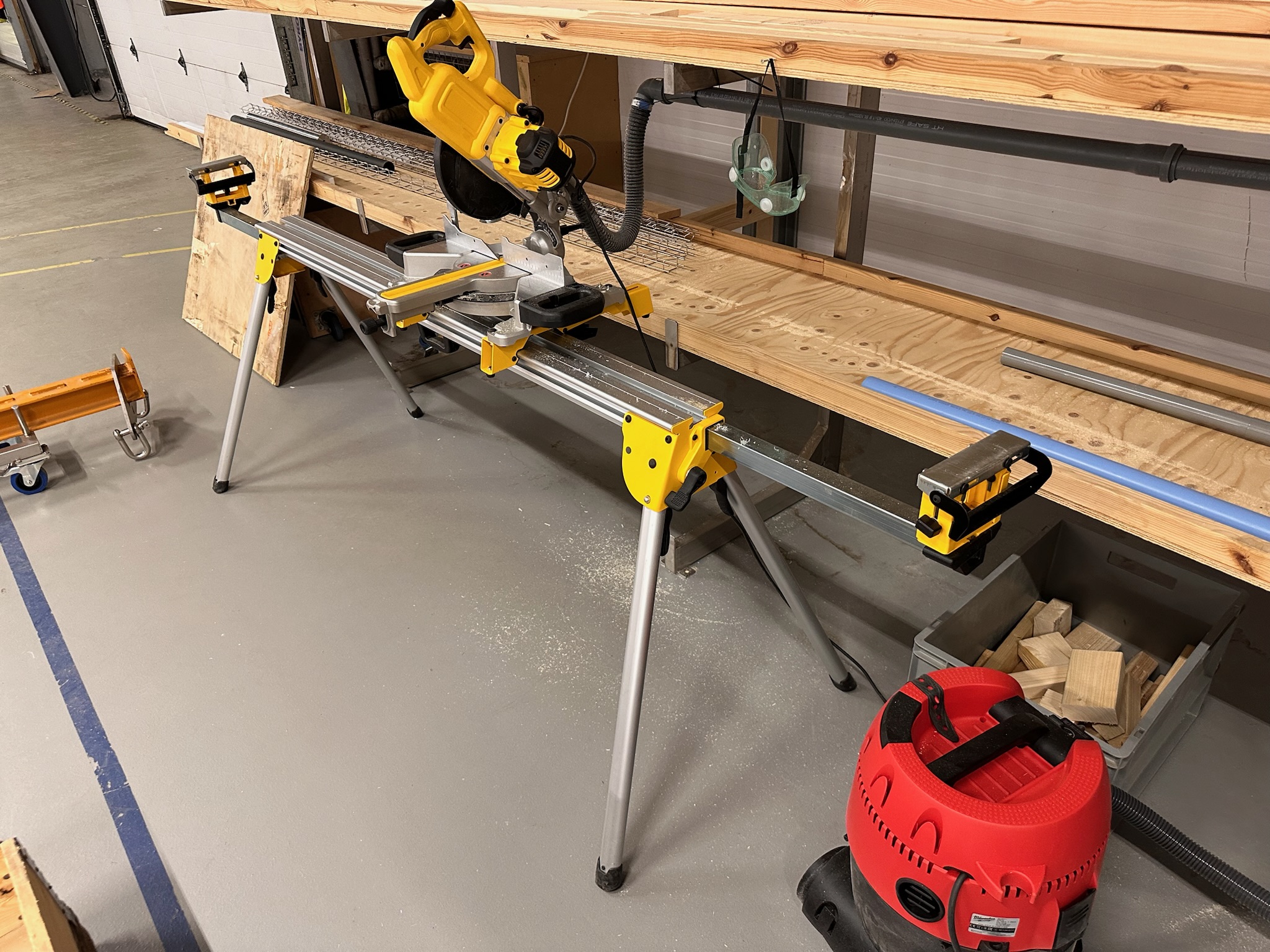 SELT / SOLD - Bútsög - kúttari og undirborð DeWalt DWS774 2