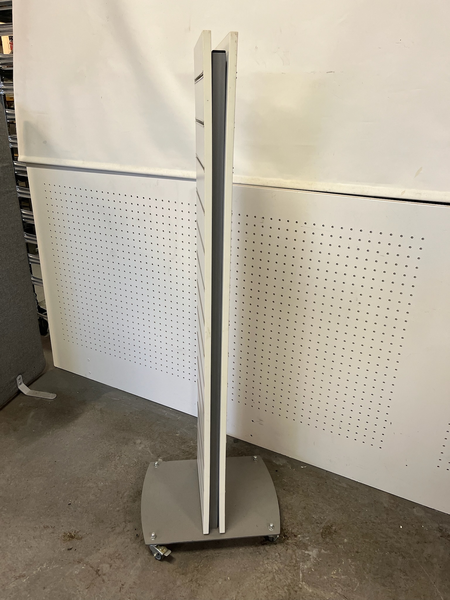 SELT / SOLD Panelstandur á hjólum 3