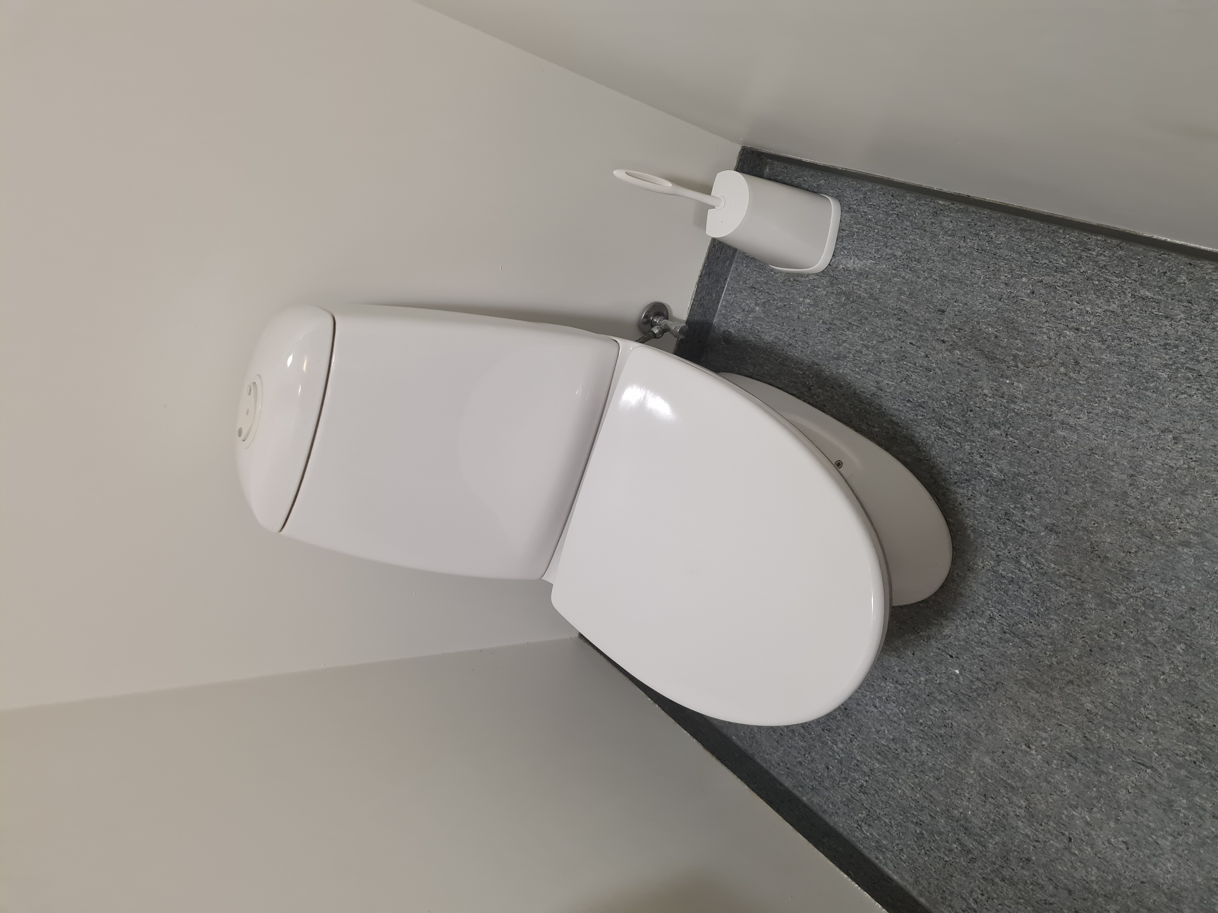 SELT / SOLD - WC - frístandandi
