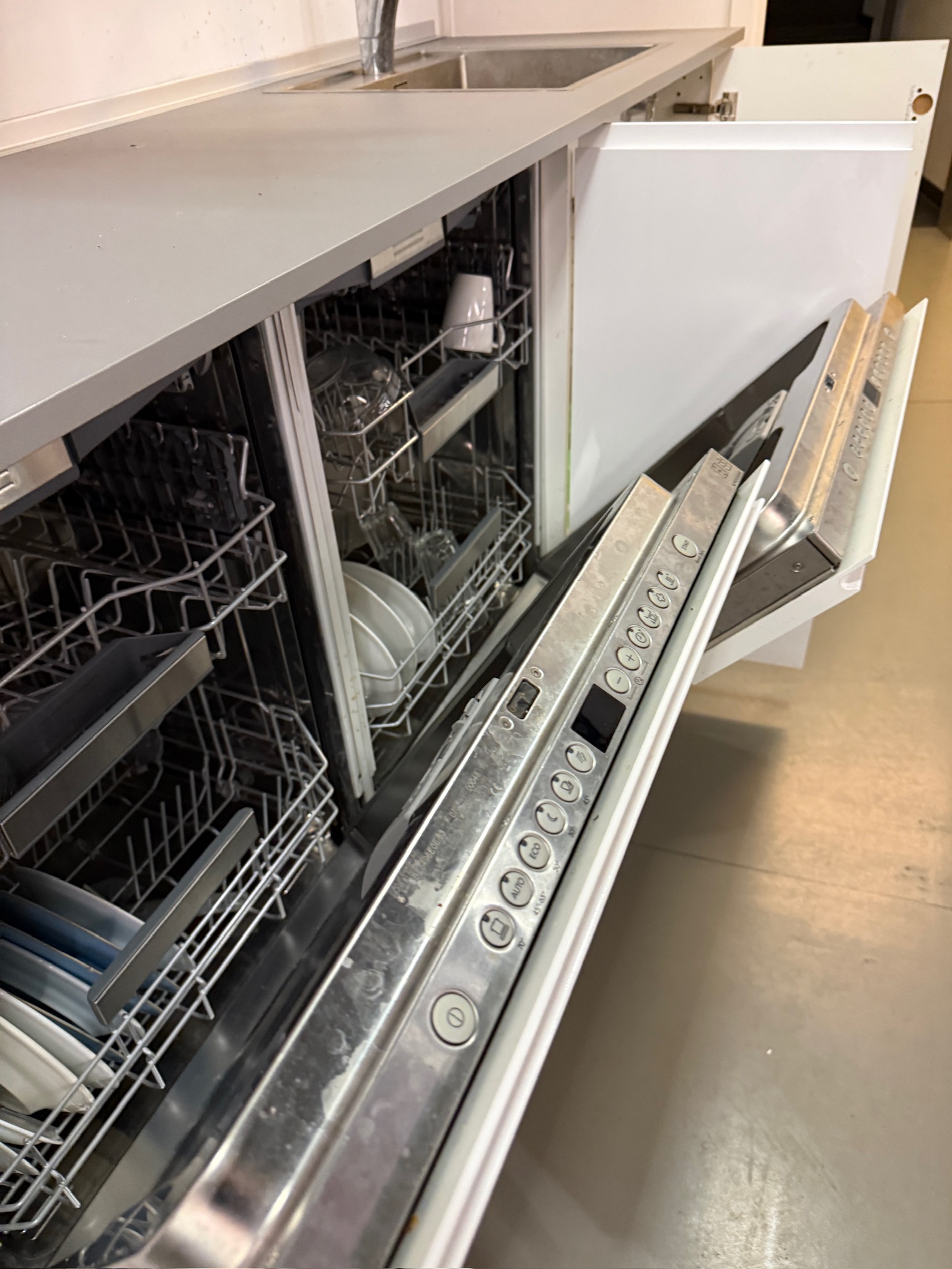 SELT / SOLD - IKEA eldhúsinnrétting með vaski og 2 uppþvottavélum 7