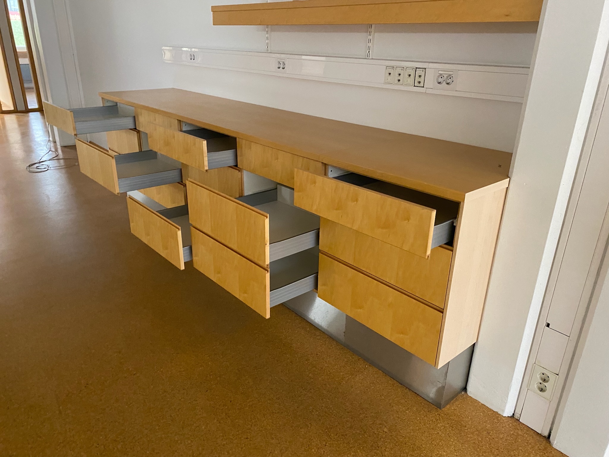 SELT / SOLD Skápainnrétting, B308 x D61 x H90 sm. 6