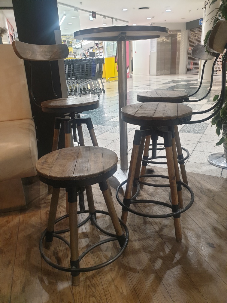 SELT / SOLD - Háborð, 3 barstólar og 5 kollar. 3