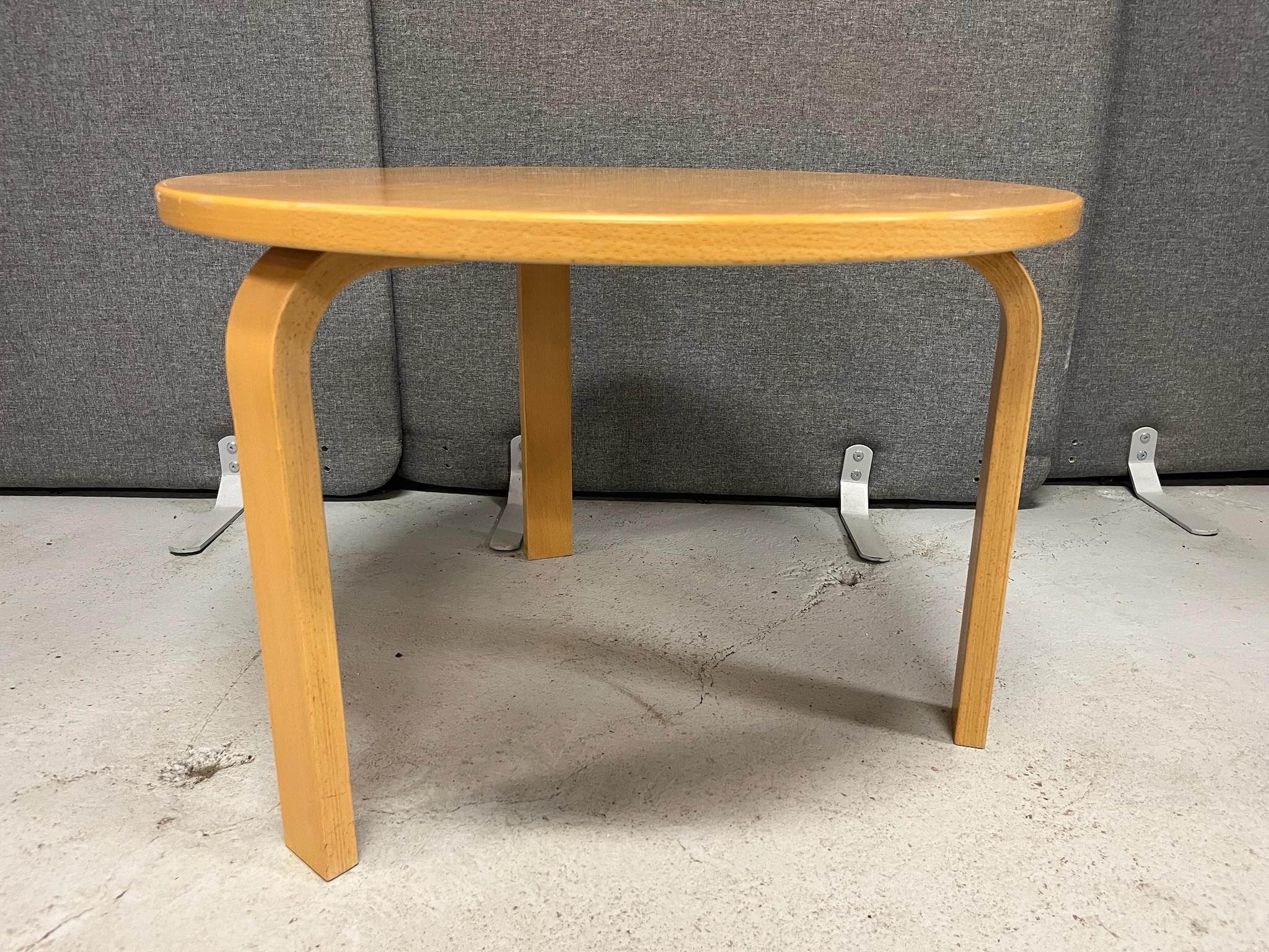 SELT / SOLD Stofuborð / hringborð frá Á. G., Ø71 x H49 sm.