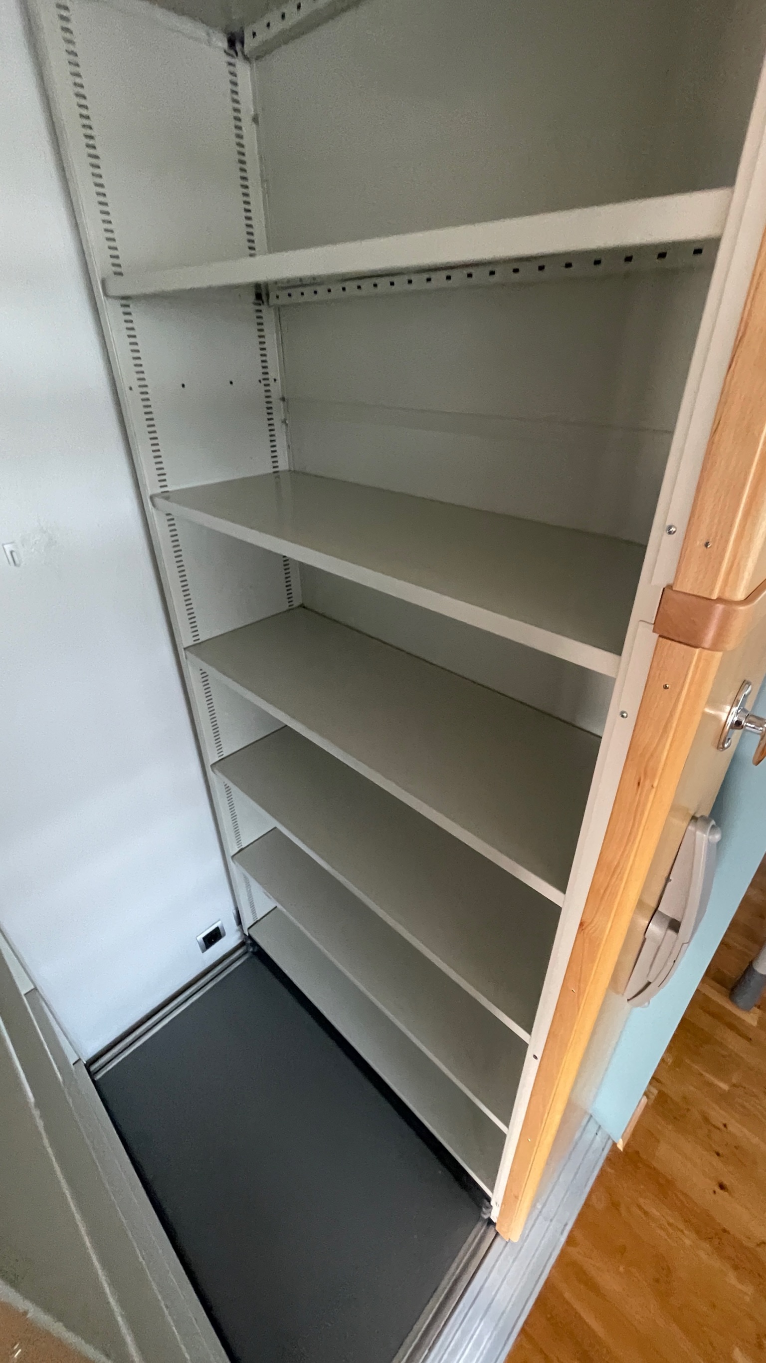 SELT / SOLD Hjólarekki - flettiskápur - lagerhillur á hjólum 7