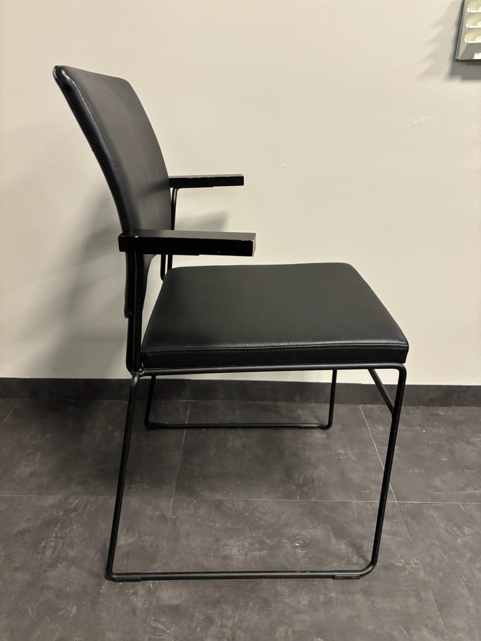 SELT / SOLD Fundarstóll frá Sýrusson, staflanlegur 7