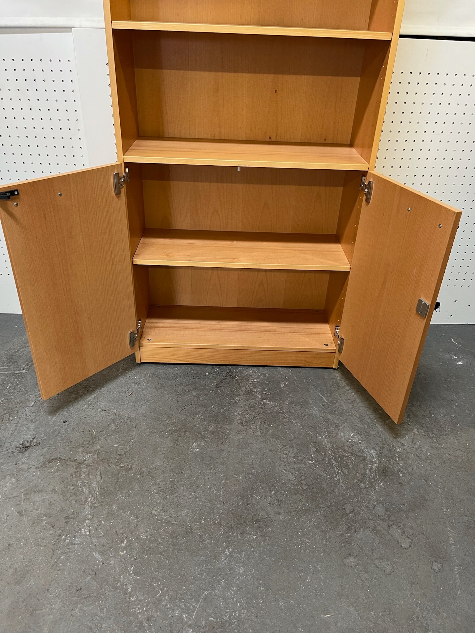 SELT / SOLD Skápur/ bókaskápur með hillum frá Á. Guðmundsson, H220xB80xD33 sm. 3