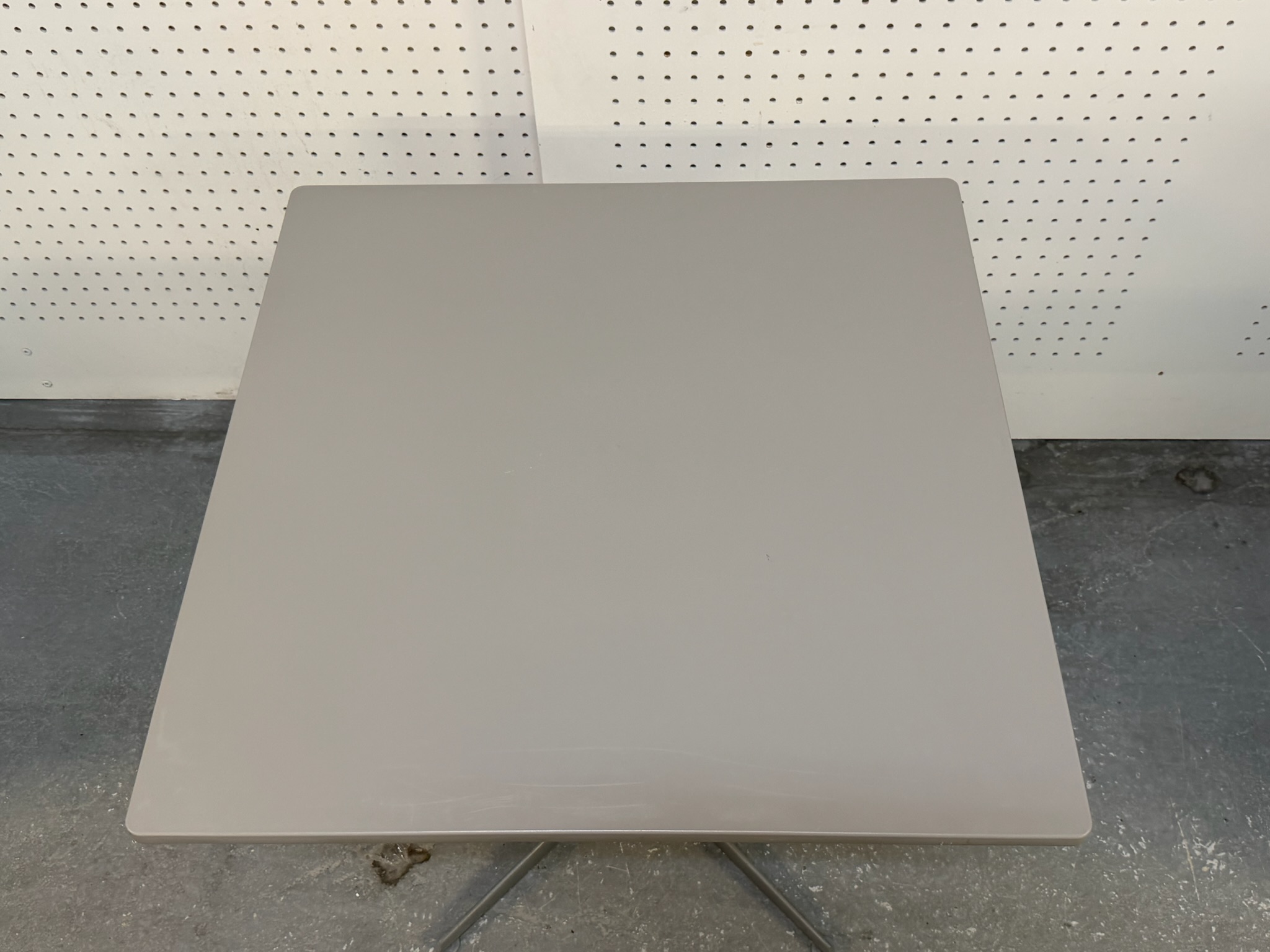 Arper borð frá Módern, 70x70sm. 3