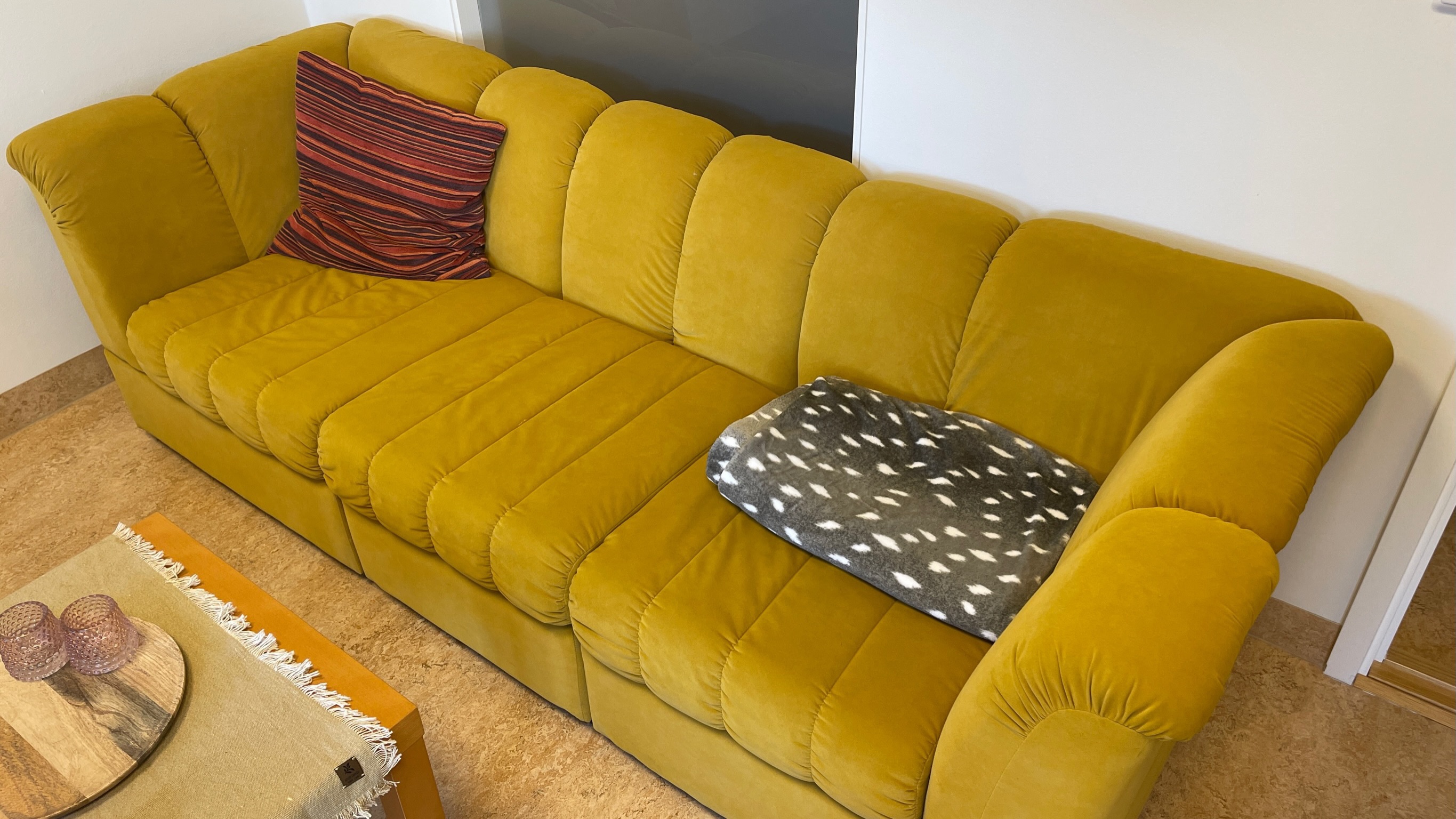 SELT / SOLD - Velvet sófi gulllitaður 3ja manna
