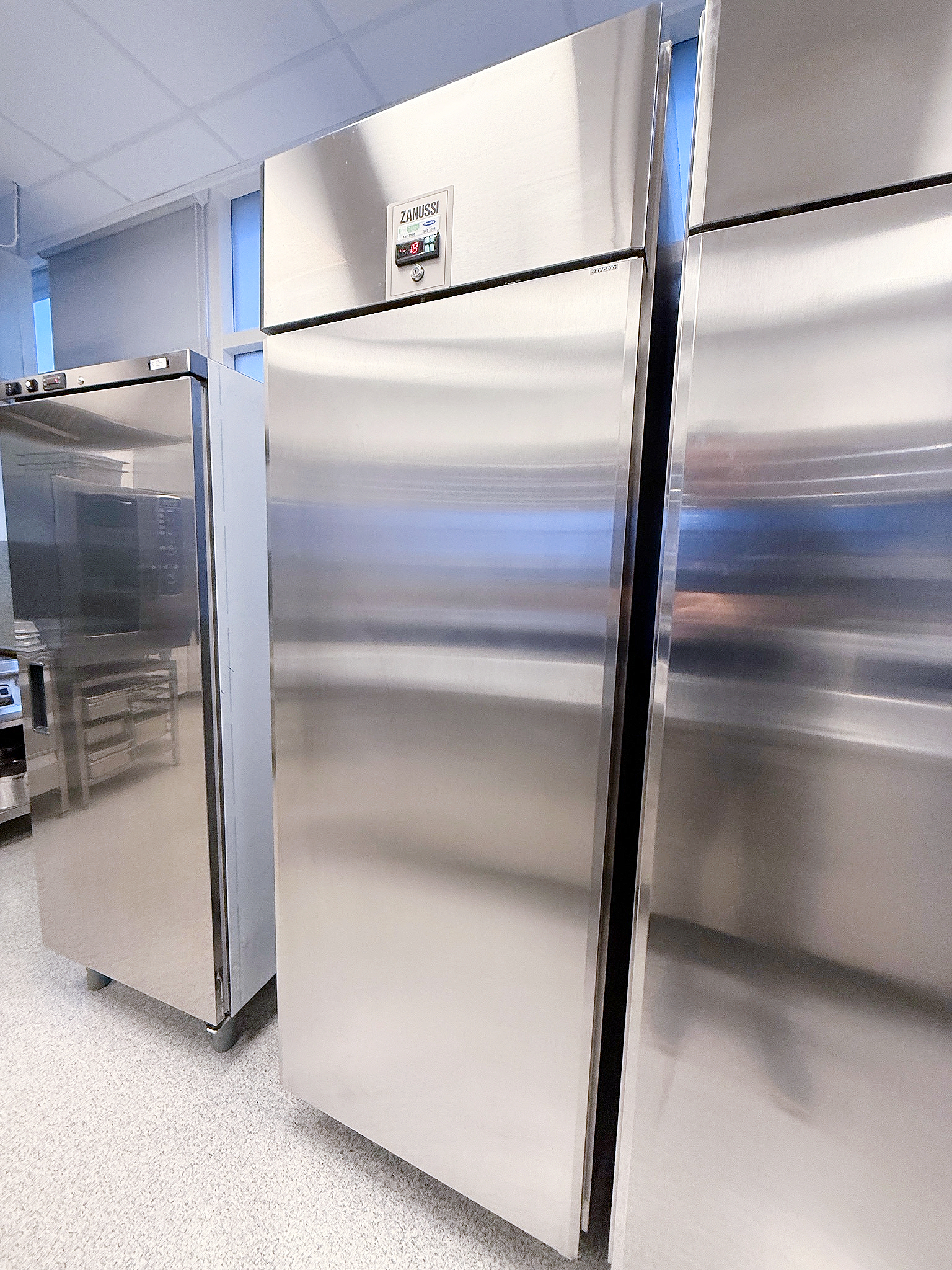 SELT / SOLD Zanussi kæliskápur – 670 L (2018) H206 x D83 x B71 sm.