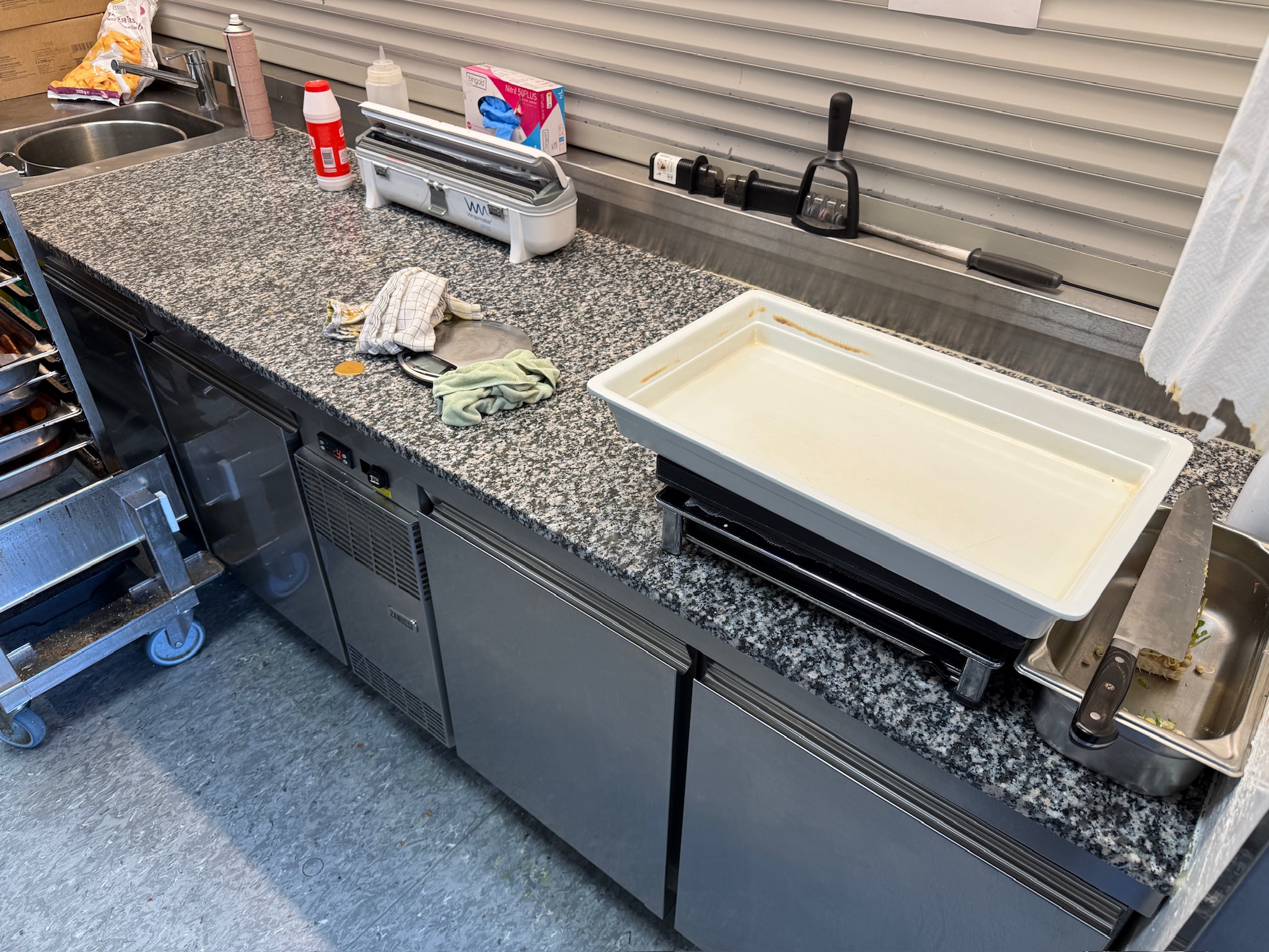 SELT / SOLD Zanussi granít preppborð frá ProGastro, B225sm. 4