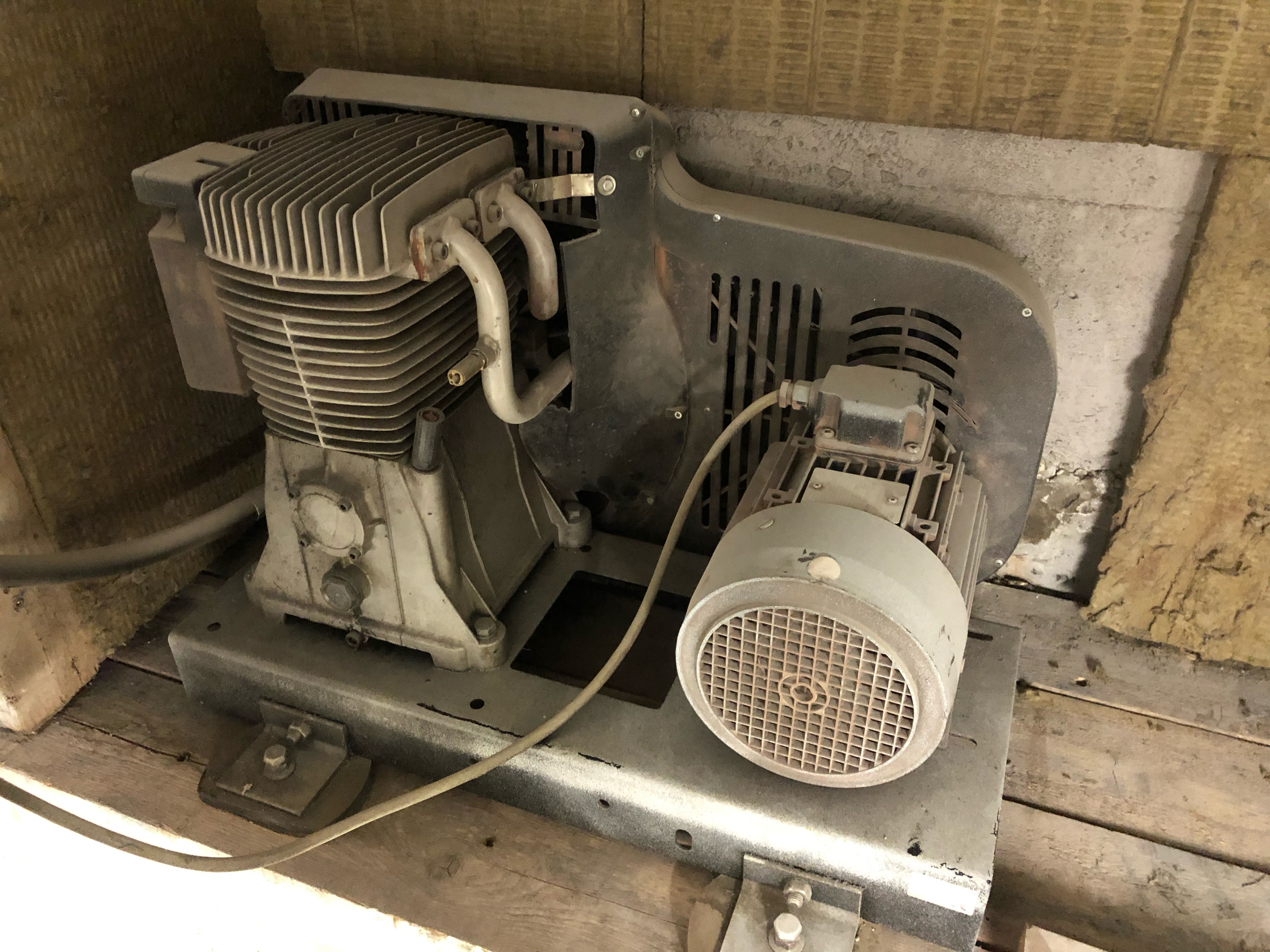 Selt - Loftpressa til sölu - notuð 200 ltr. 7