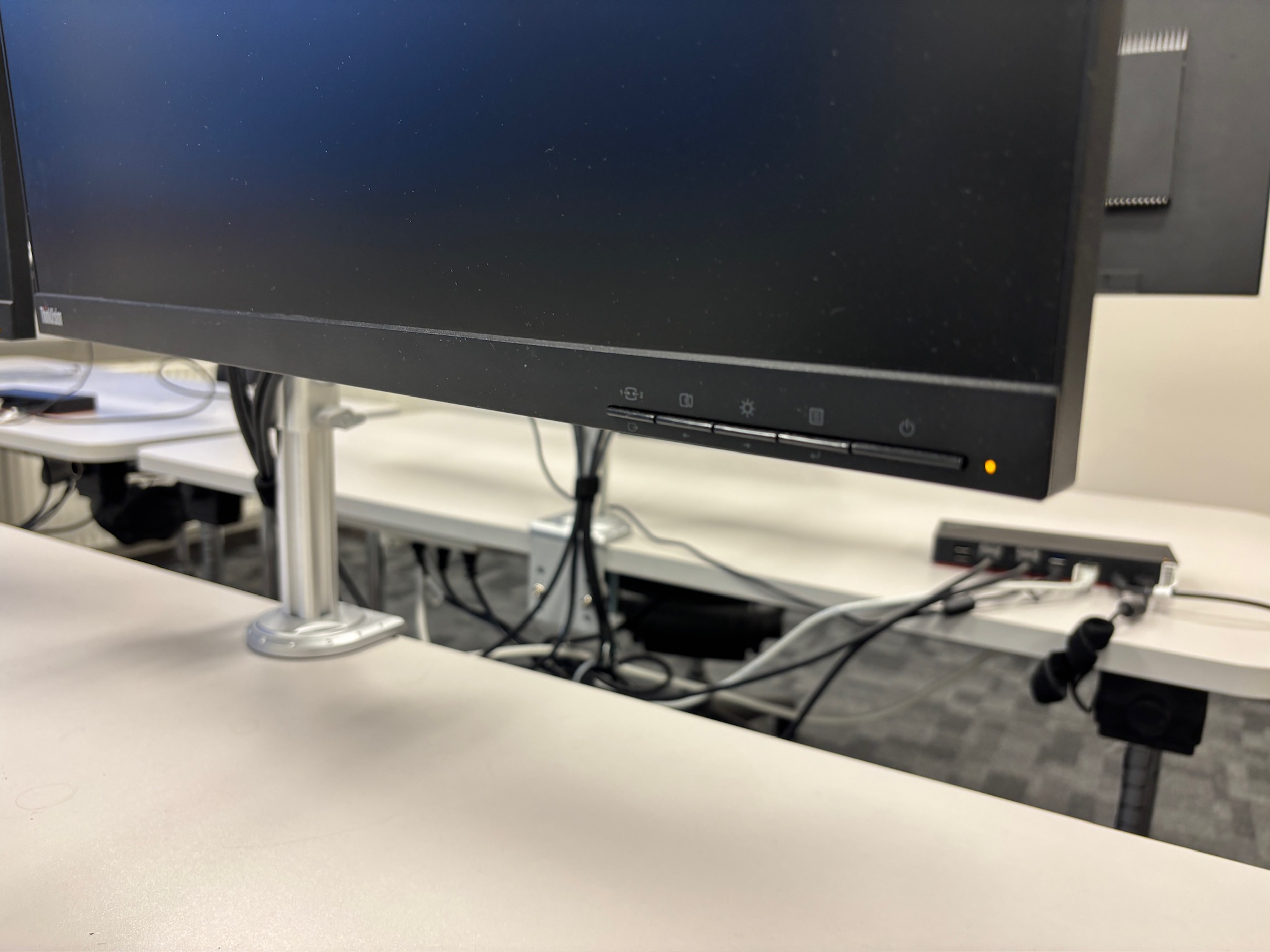 SELT / SOLD Lenovo ThinkVision tölvuskjáir á Roline armi, 23,8'' um 50 stk. 3