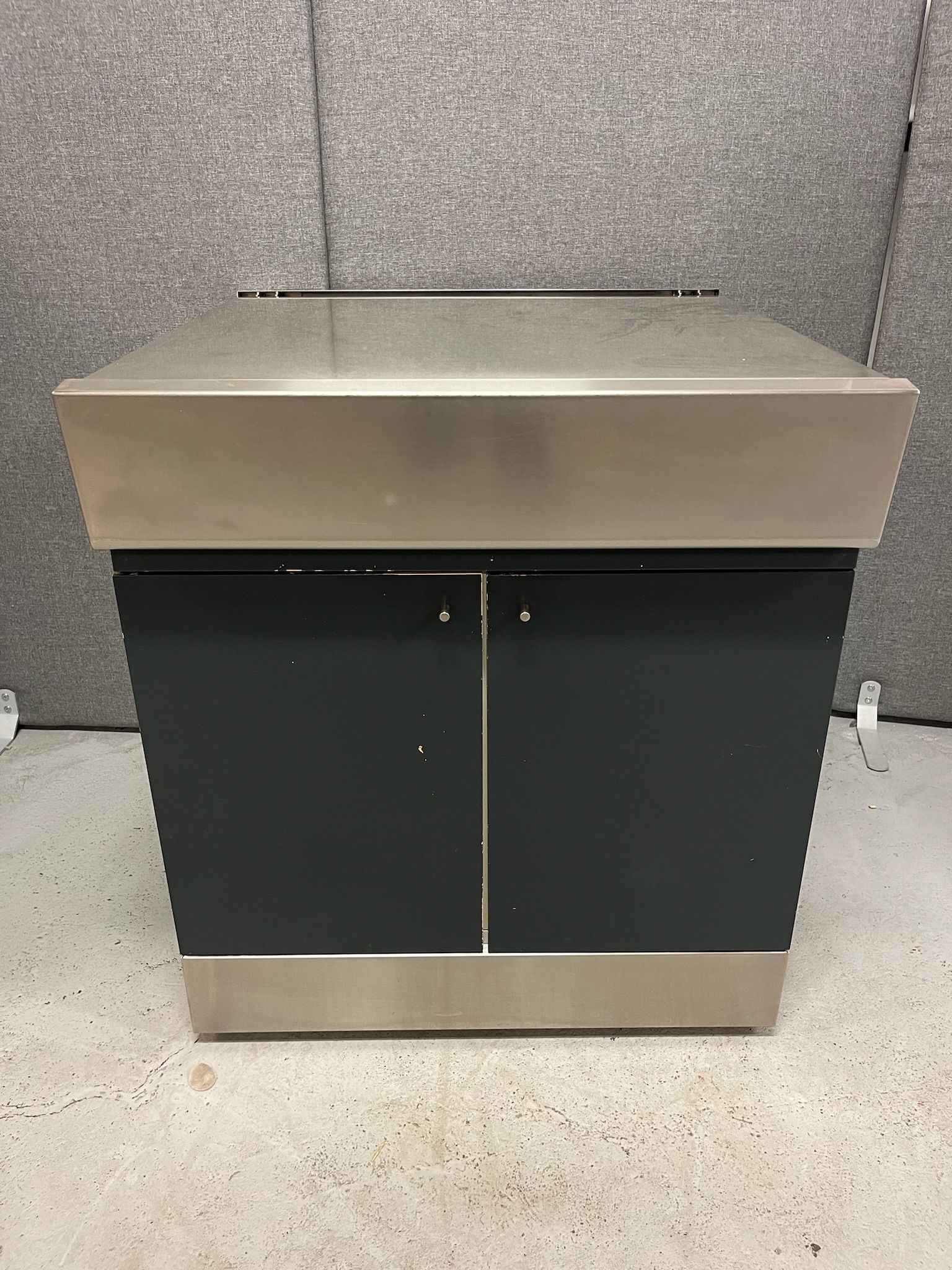 SELT / SOLD Preppborð á hjólum fyrir mötuneytislínu, L105xB80xH90sm.