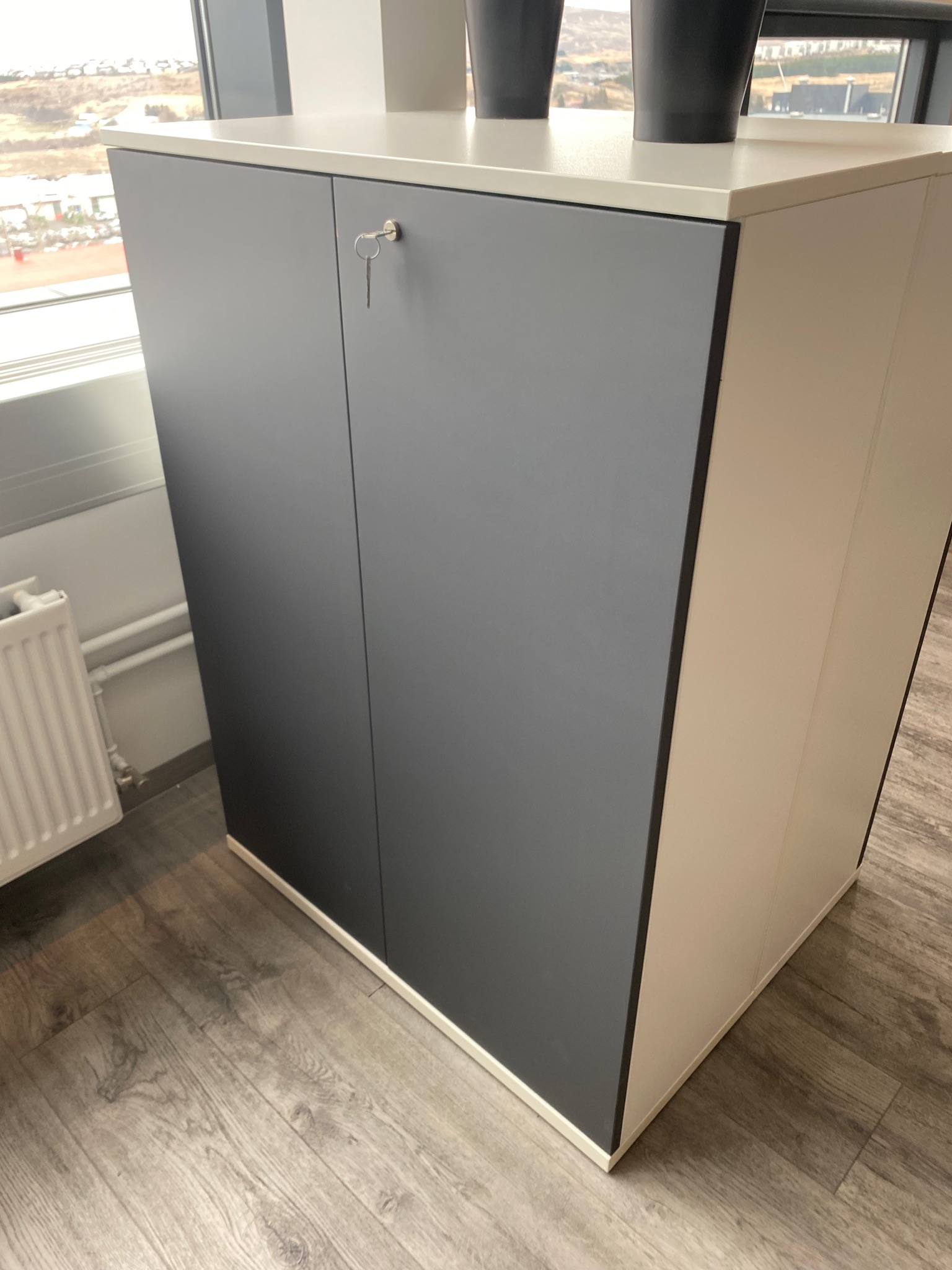 SELT / SOLD Skrifstofuskápur, hvítir/gráir frá ÁG, H109 x B80 x D34 sm 2