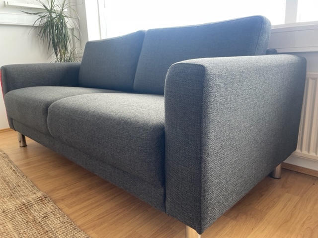 SELT / SOLD Tausófi, grár með króm fótum
